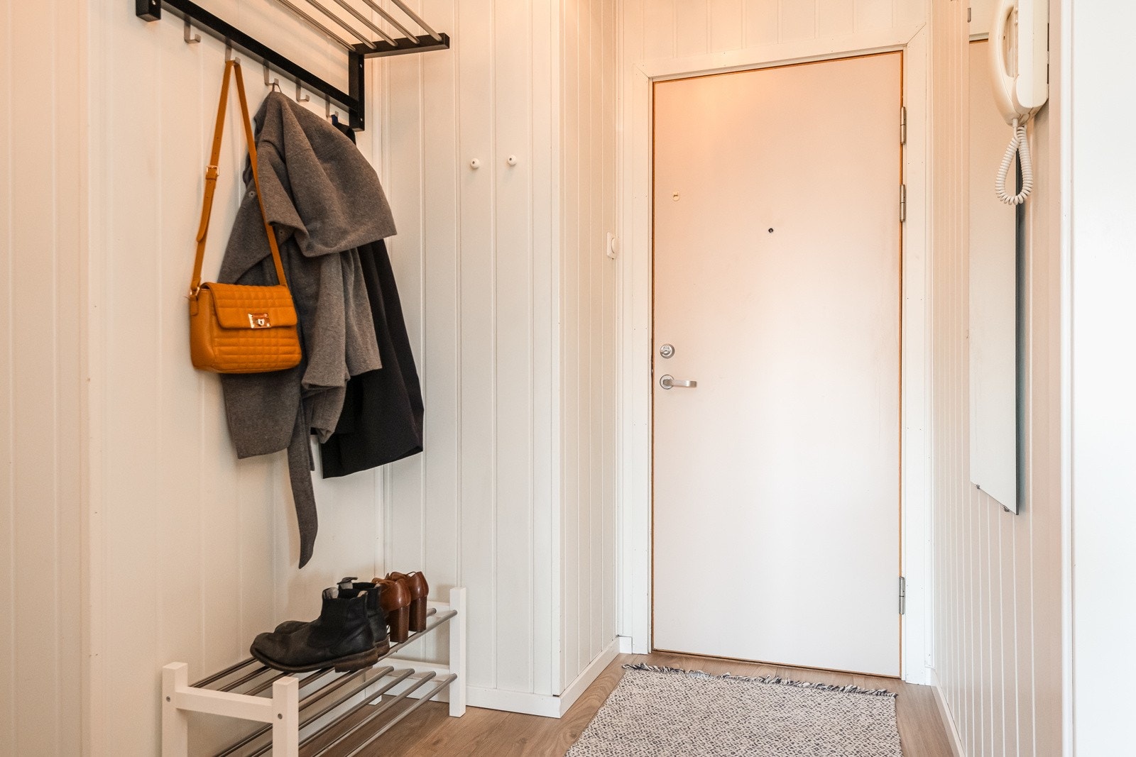 Man tar heisen opp til 2.etasje. Entré/gangen er på hele 6,1 kvm. Her har man plass til garderobeskap til høyre i det man kommer inn. Galleribilde