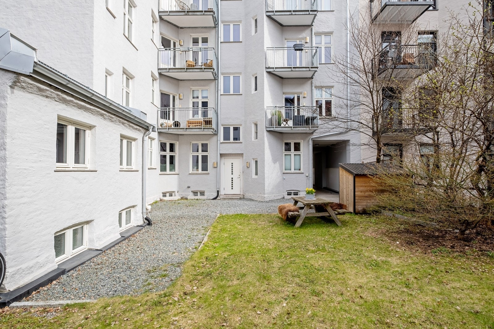 Sameiets fellesområder består blant annet av en hyggelig og skjermet bakgård med sittegrupper som gir gode rekreasjonsmuligheter. Galleribilde