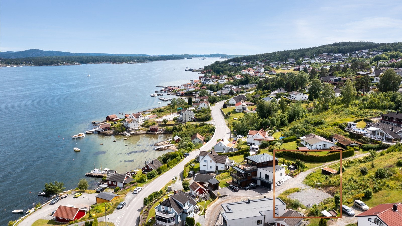 En opparbeidet tomt med fantastisk beliggenhet i kort avstand fra vakre Langesundfjorden. Galleribilde