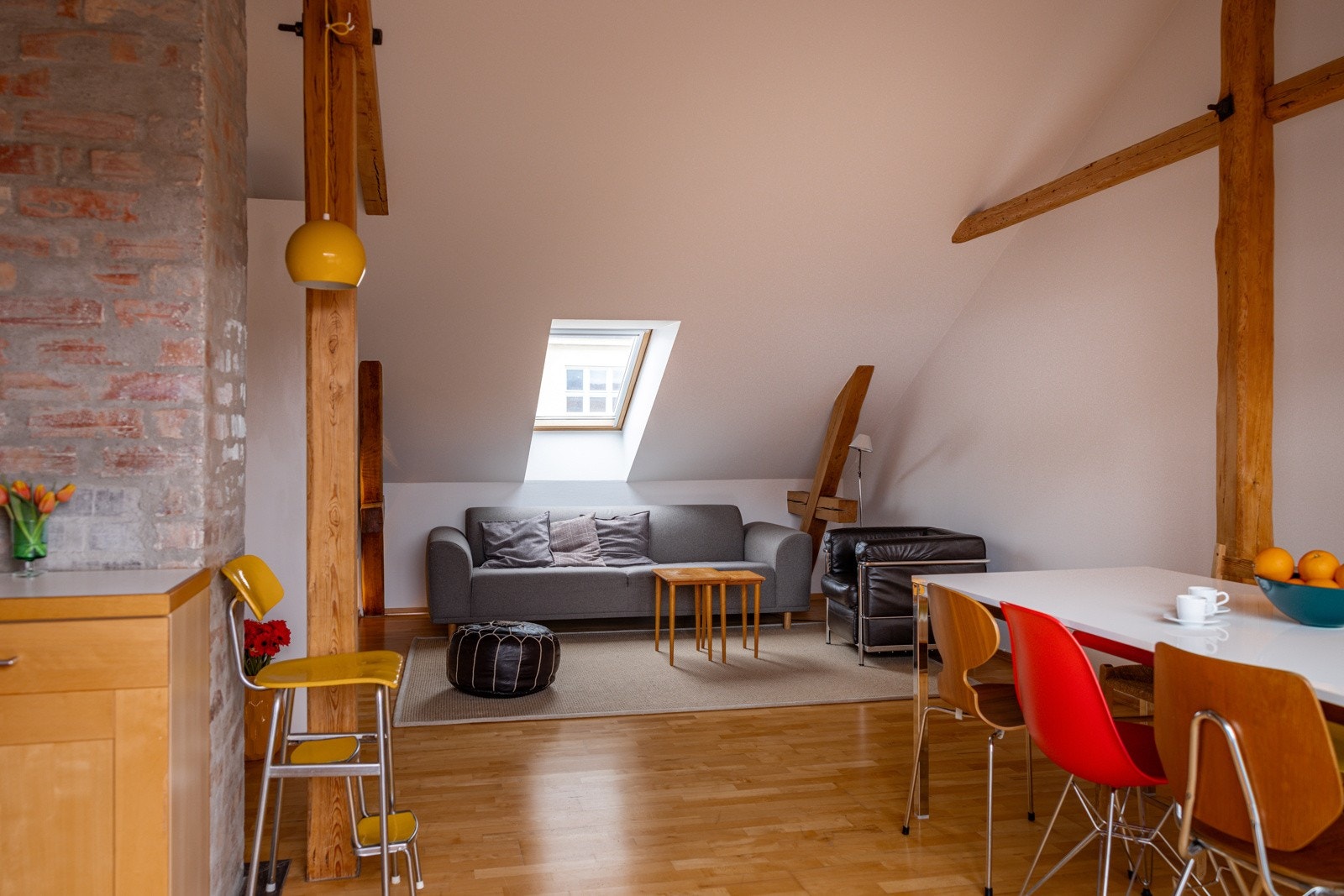 - Originale trebjelker og teglsteinspipe. Det er mulighet for installasjon av peisovn. - Galleribilde