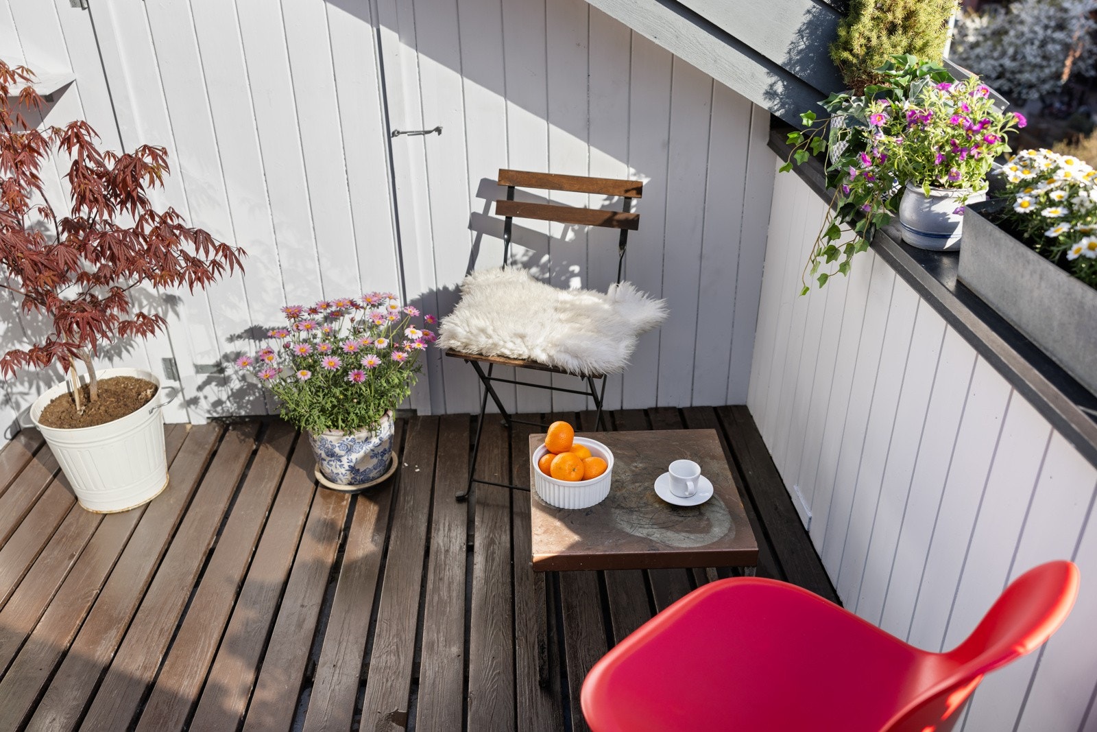 - Terrassebord av tre. Det er utebelysning og stikkontakt på vegg. - Galleribilde