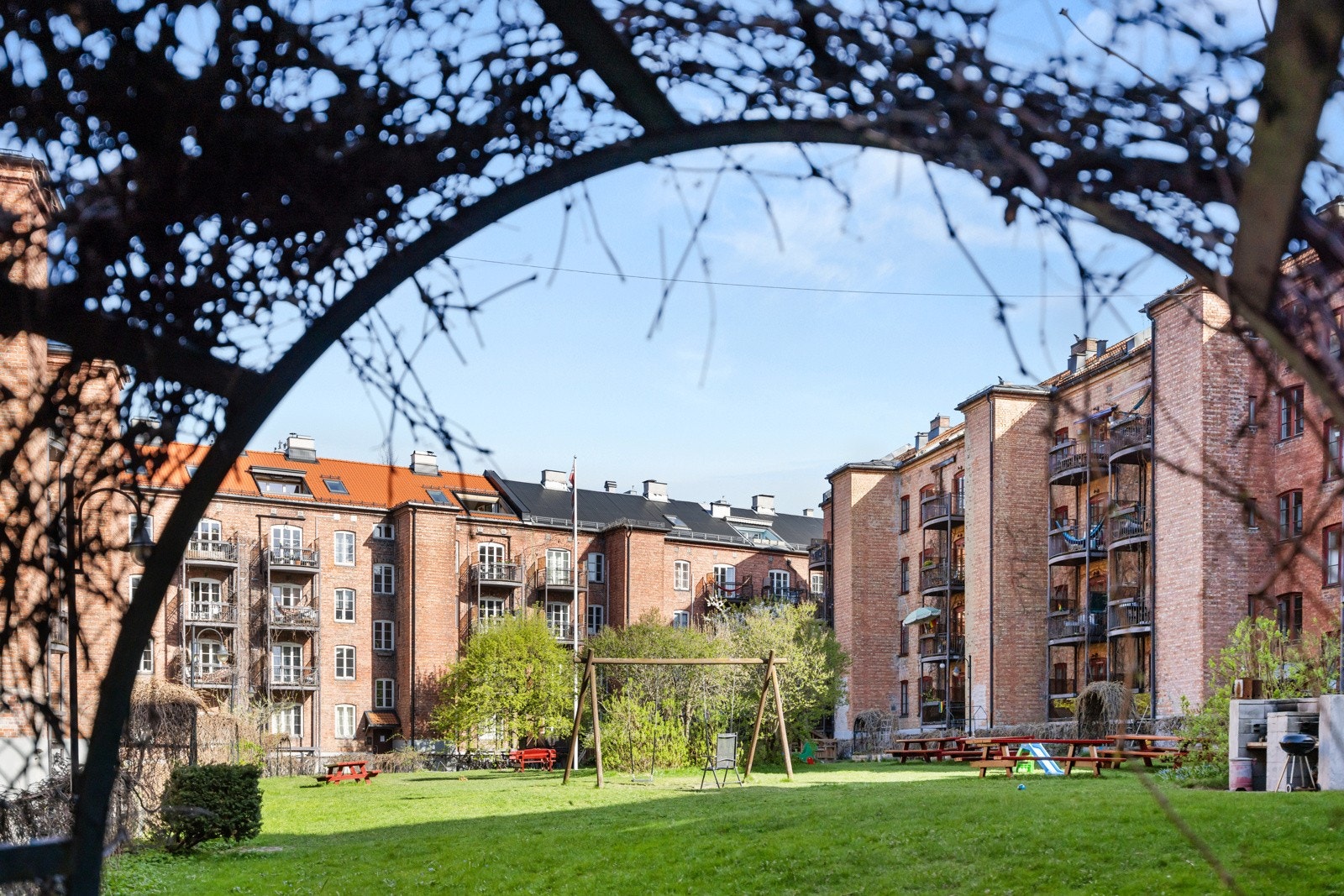 - Gråbeinkvartalets gårdsrom på over 2,5 mål er en av Oslo indre bys største og fineste bakgårder. - Galleribilde
