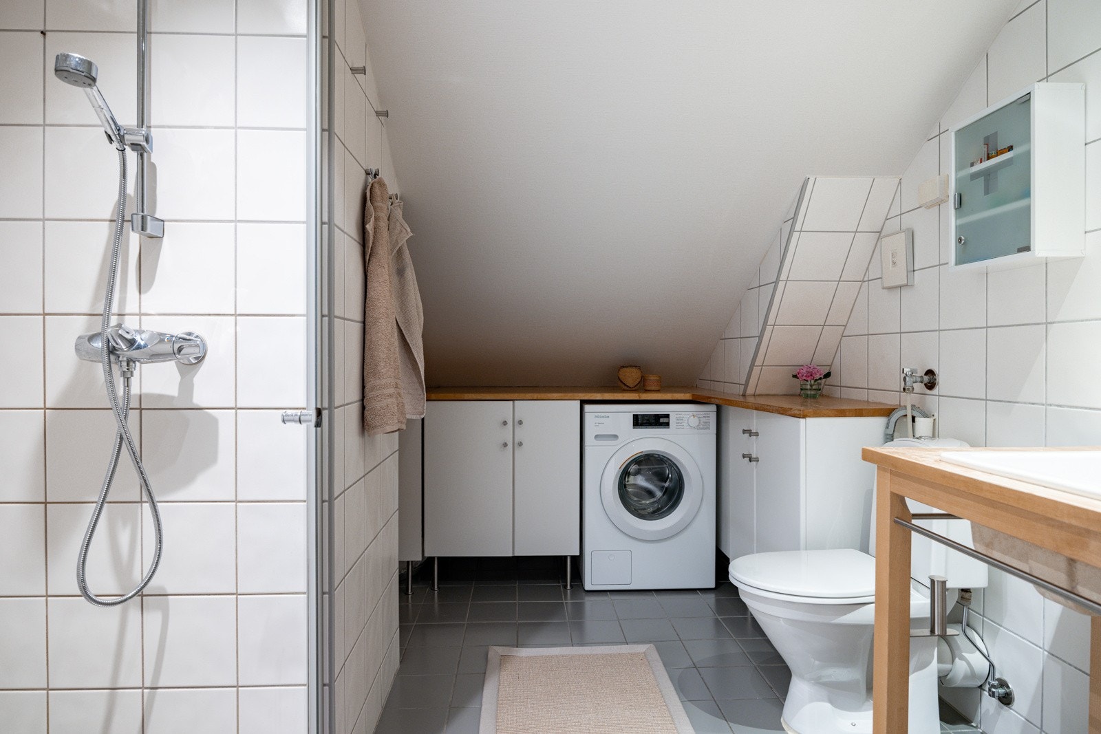 - Lyst baderom med opplegg vaskemaskin. - Galleribilde
