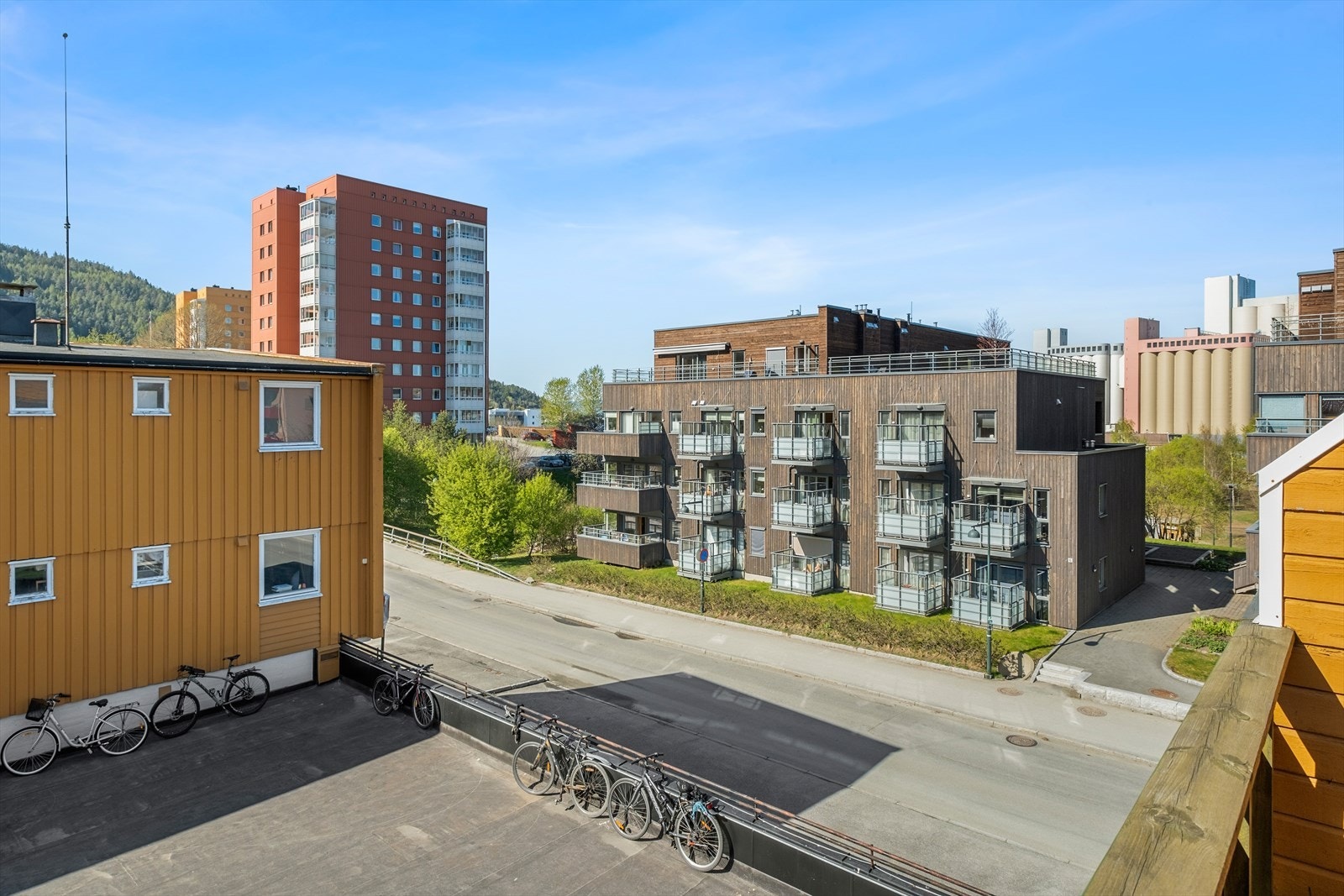 Her blir man del av et veldrevet borettslag med god økonomi. Borettslaget har lav fellesgjeld, lave felleskostnader og fem utleieenheter for økte inntekter. Galleribilde