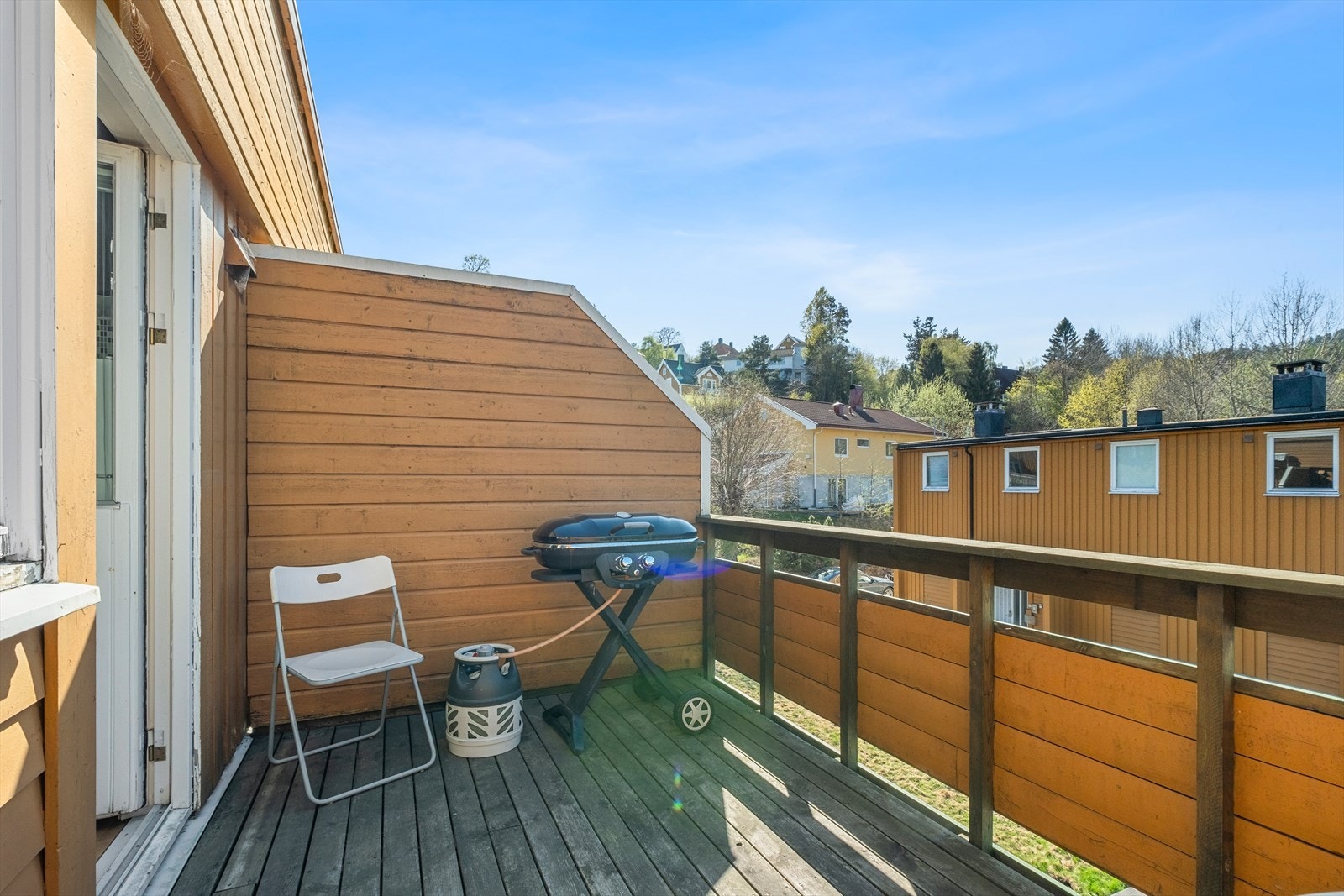 Fra stuen har du direkte adkomst til en privat, vestvendt balkong på hele 10 m². Galleribilde