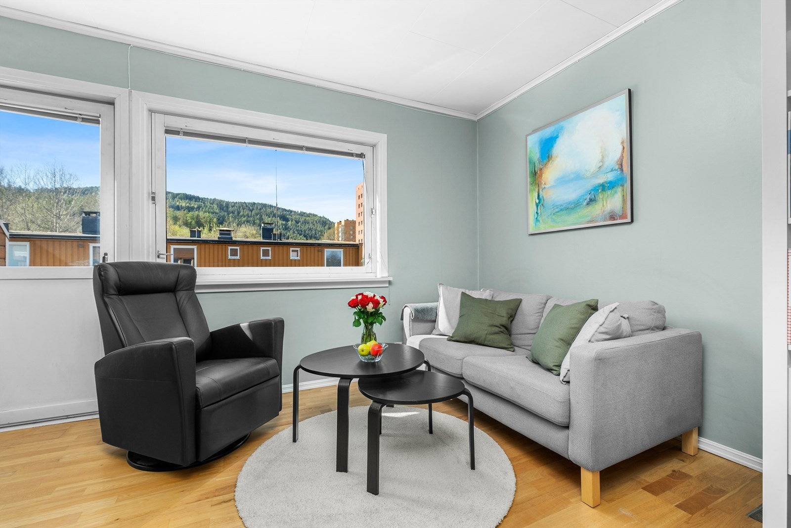 Ved utgang til terrasse har du kjøkkenet med tilhørende sittegruppe Galleribilde