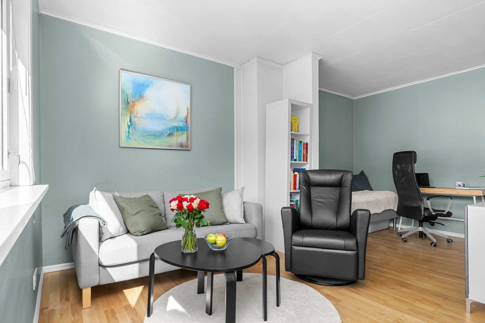 Videre har du åpen løsning inn mot romslig stue og sovekrok. Galleribilde