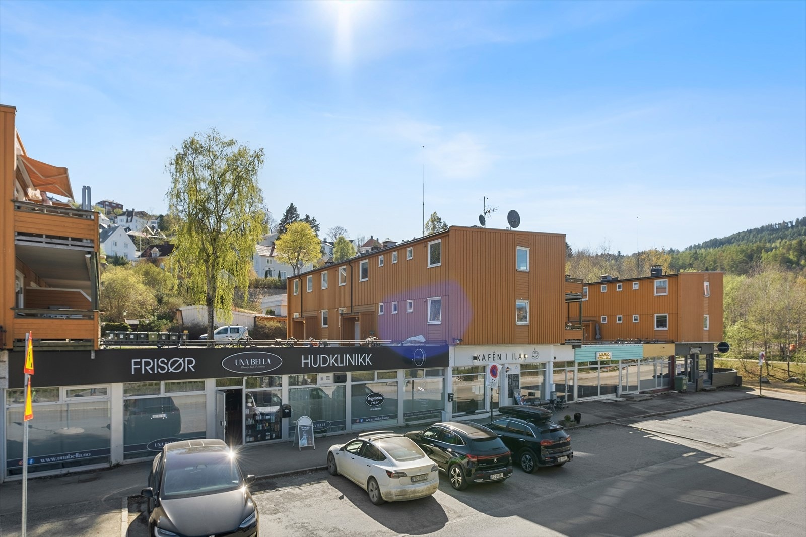 "Kafén i Ila" ligger like ved og er en sjarmerende og trivelig samleplass for nabolaget. Lokalene er eid av borettslaget og generer gode leieinntekter. Galleribilde