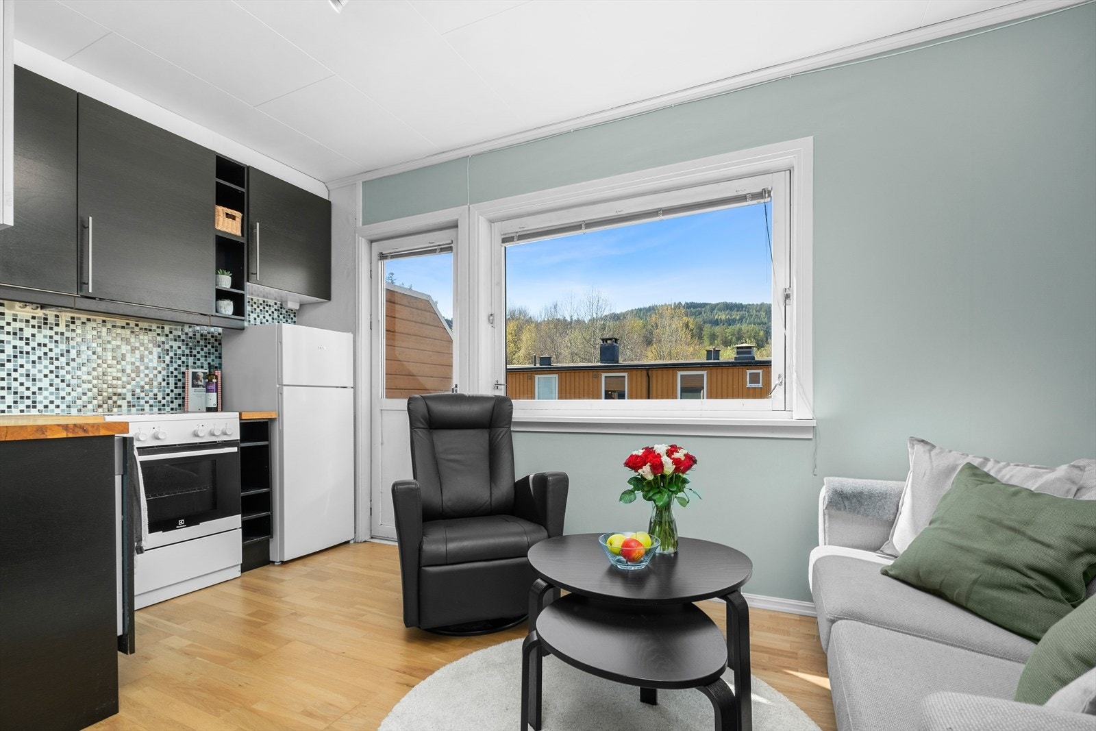 Rause vindusflater sørger for mye naturlig lys til leiligheten, som sørger for en romslig atmosfære. Galleribilde