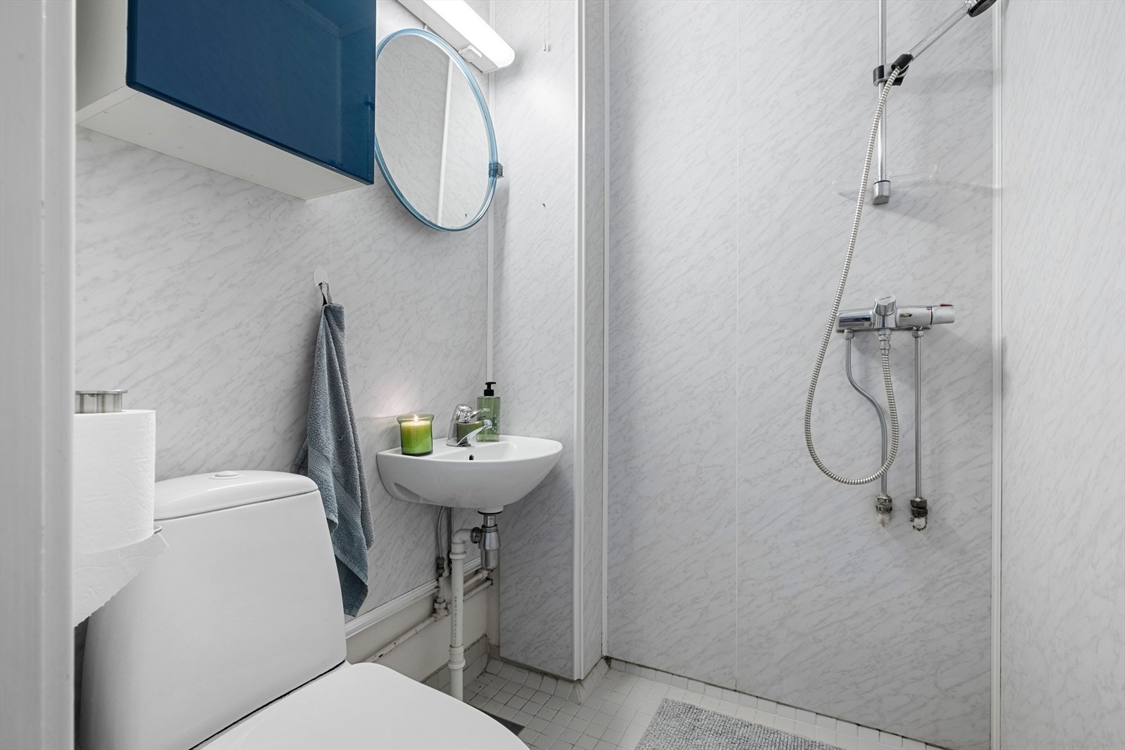 Lyst og praktisk bad på 2 m². Her får du WC, baderomsinnredning og dusjarmatur. Galleribilde