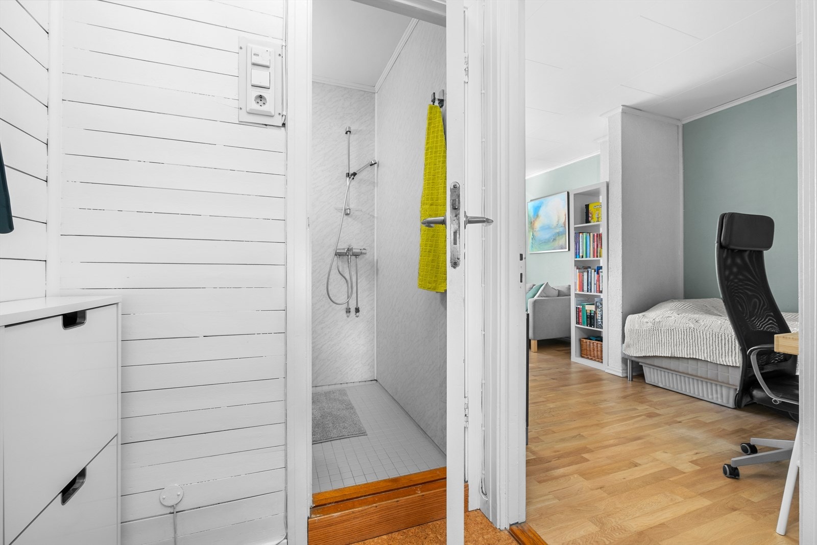 Når du kommer inn i leiligheten trer du inn til en innbydende og romslig entré med smarte løsninger for plass til oppbevaring av sko- og yttertøy. Galleribilde