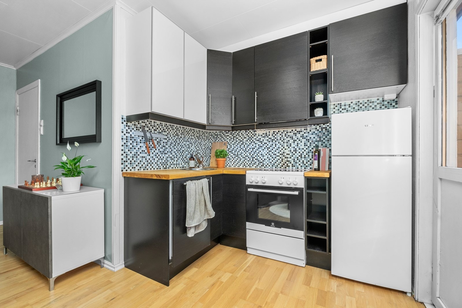 Her får du et gjennomtenkt og pent hjørnekjøkken som utnytter arealet godt. Galleribilde