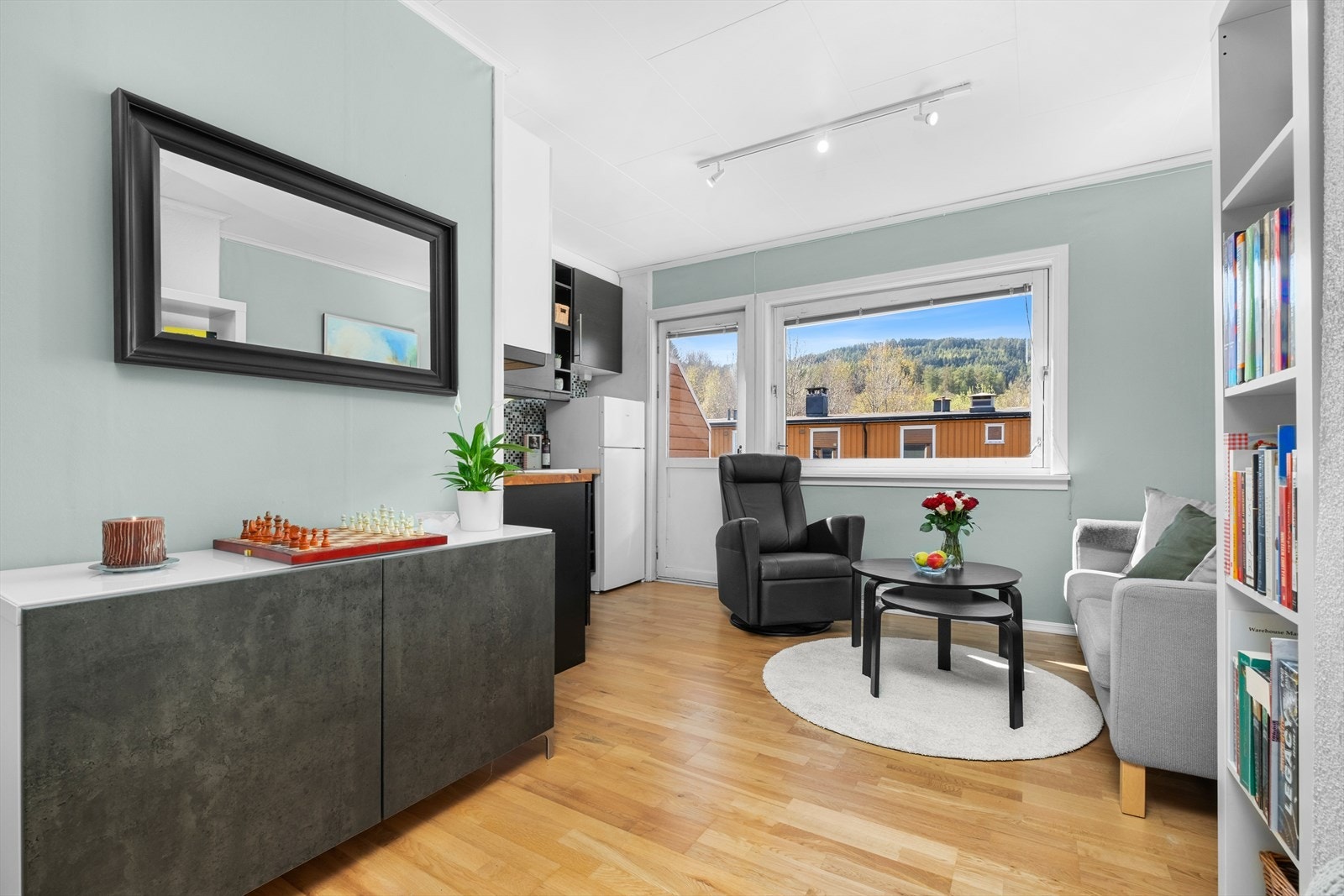 Den åpne stue- og kjøkkenløsningen måler 18 m² og holder en gjennomgående pen standard. Galleribilde