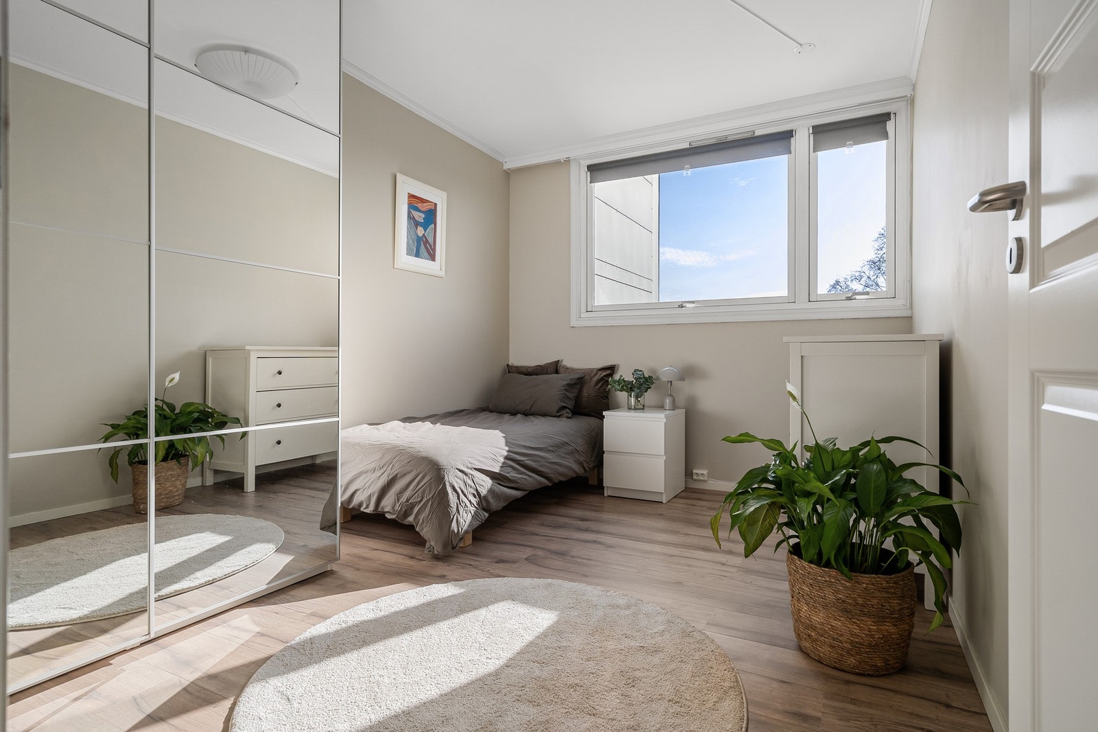 Soverom på 10 kvadratmeter med skyvedørsgarderobe. Galleribilde