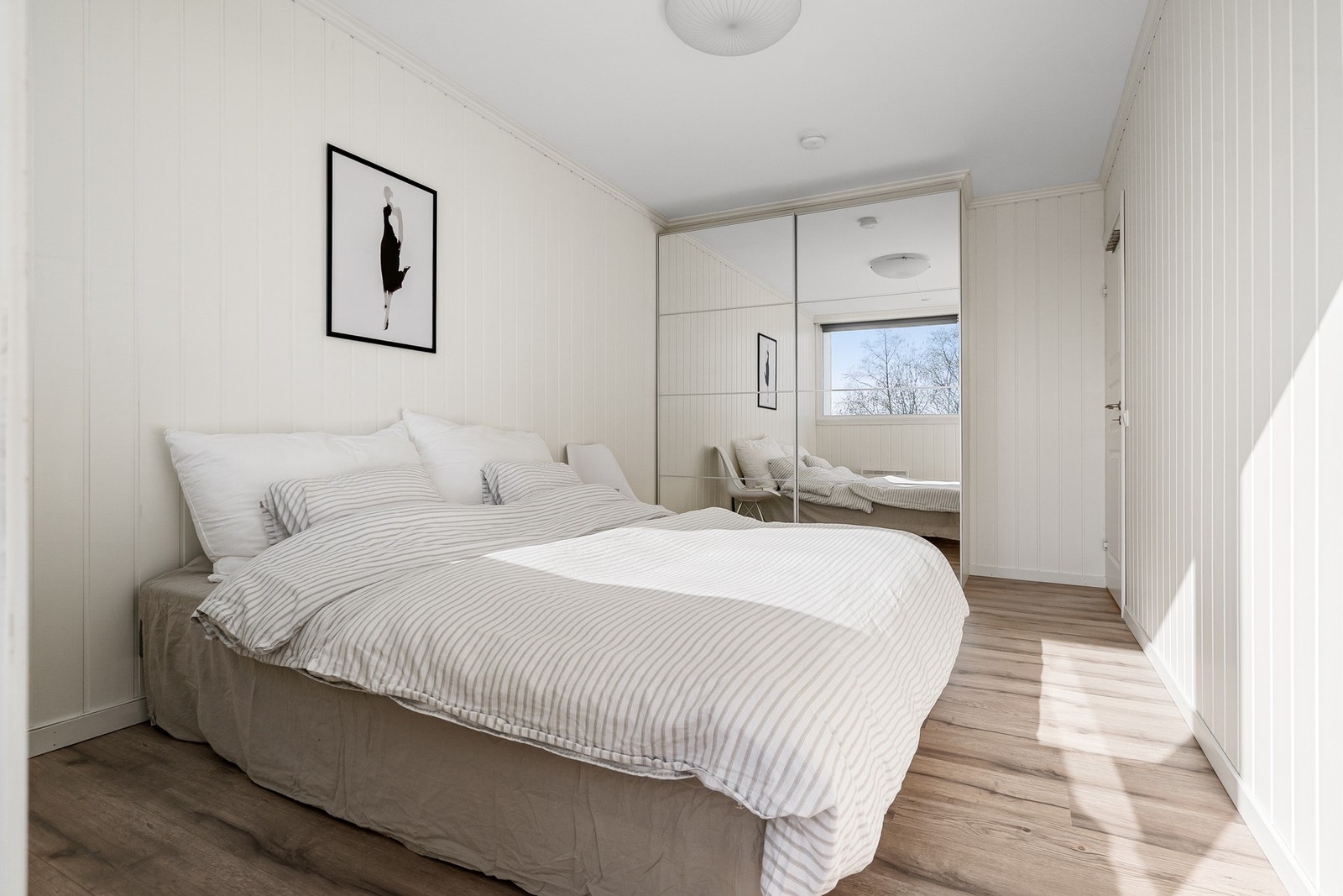 Hovedsoverommet er på 13 kvadratmeter med god plass til dobbeltseng og garderobeløsning. Galleribilde