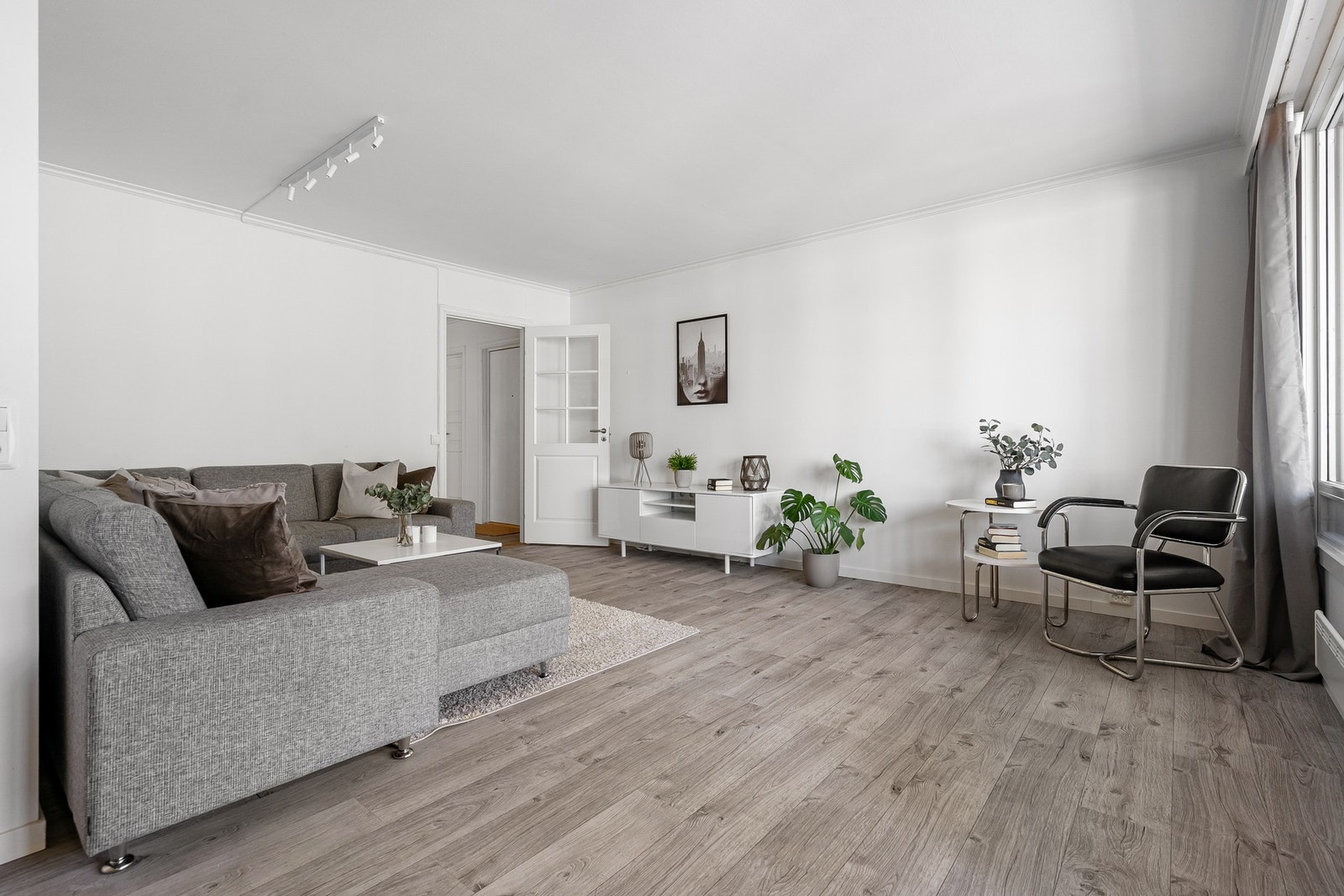 Leiligheten har en praktisk planløsning med store oppholdsrom. Galleribilde