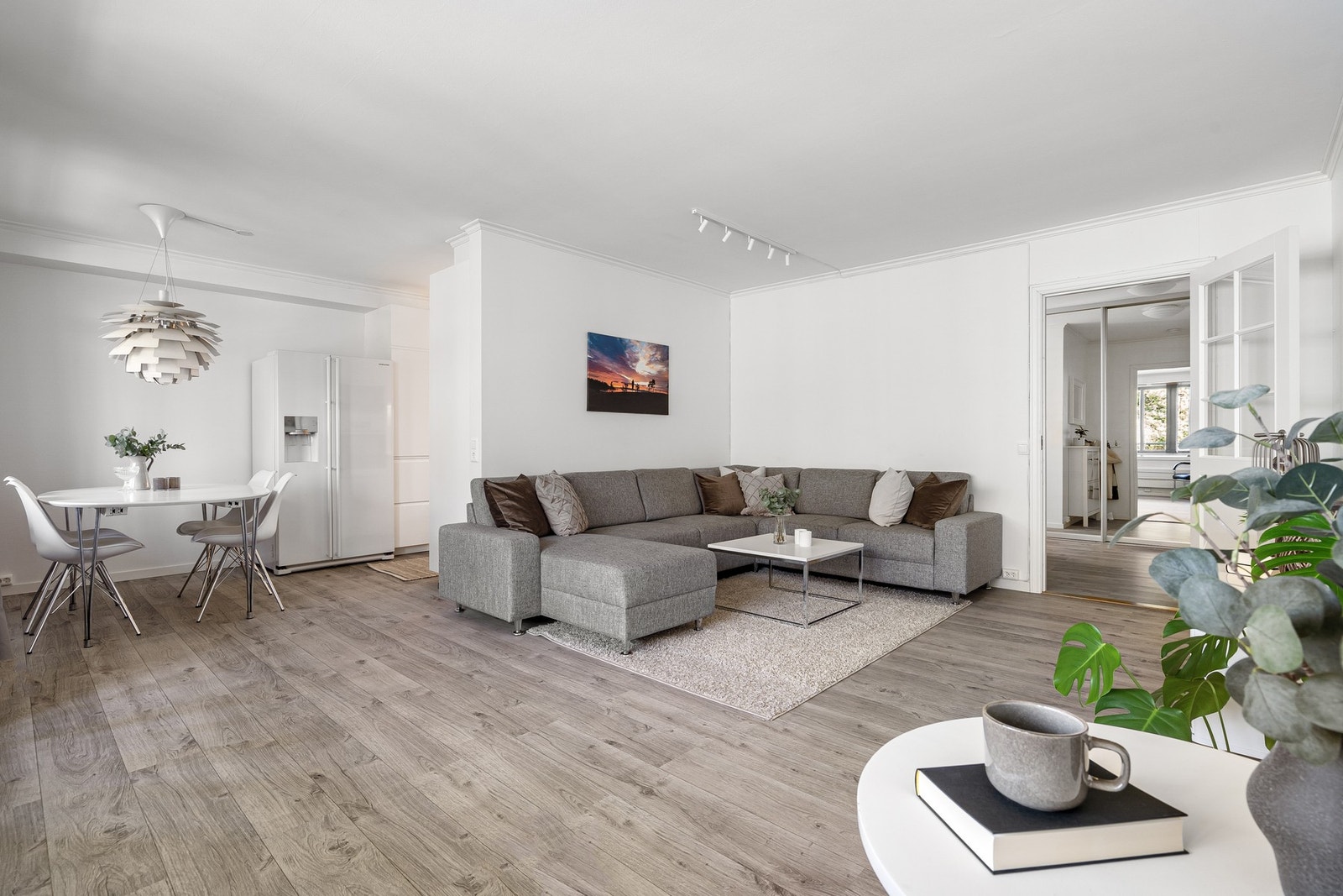 Fra leiligheten er det kort vei til dagligvarebutikk, treningssenter og apotek. Galleribilde