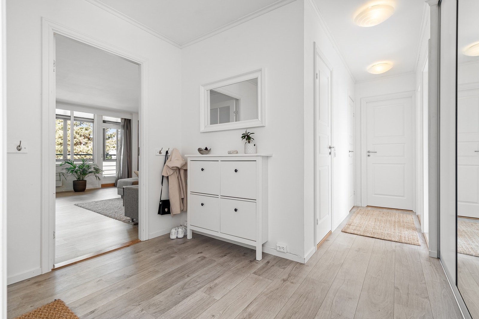Stor og praktisk gang med innebygd garderobeløsning. Galleribilde