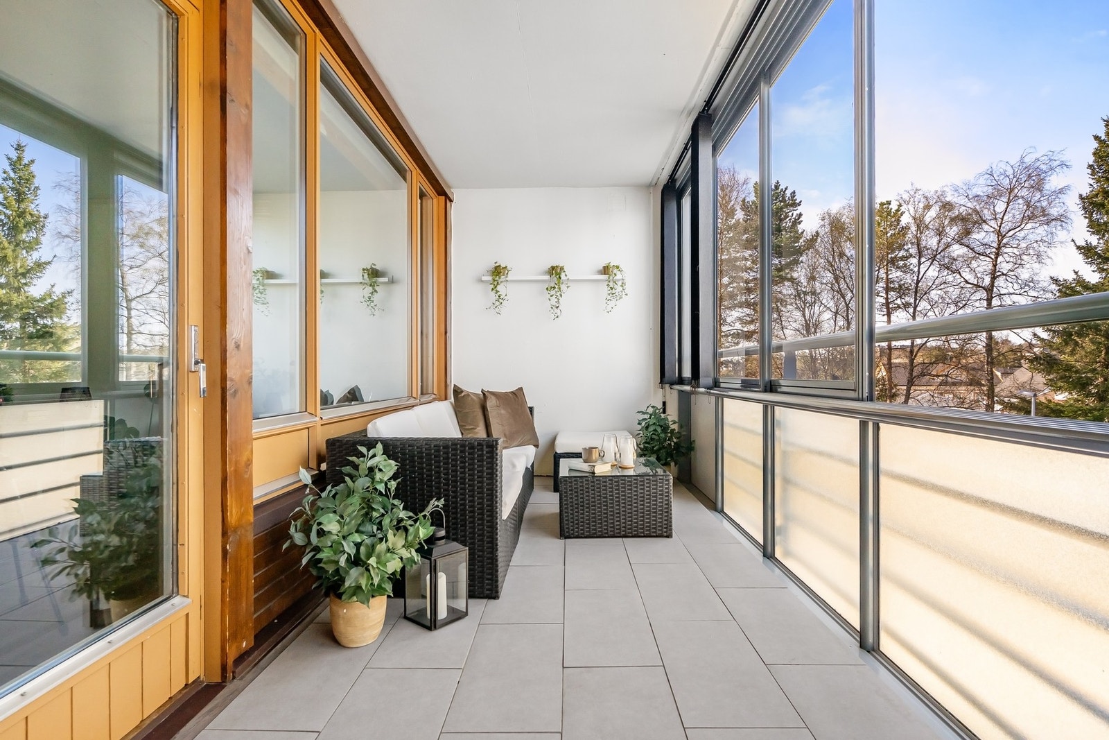 Balkongen er på omtrent 11 kvadratmeter og har gode møbleringsmuligheter. Galleribilde