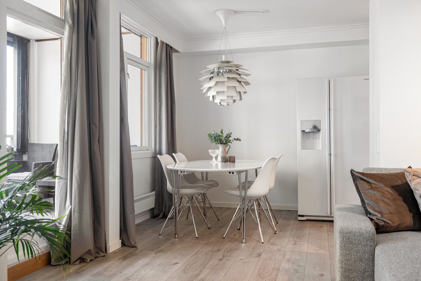 I tilknytning til kjøkken har man god plass til spisebord. Galleribilde