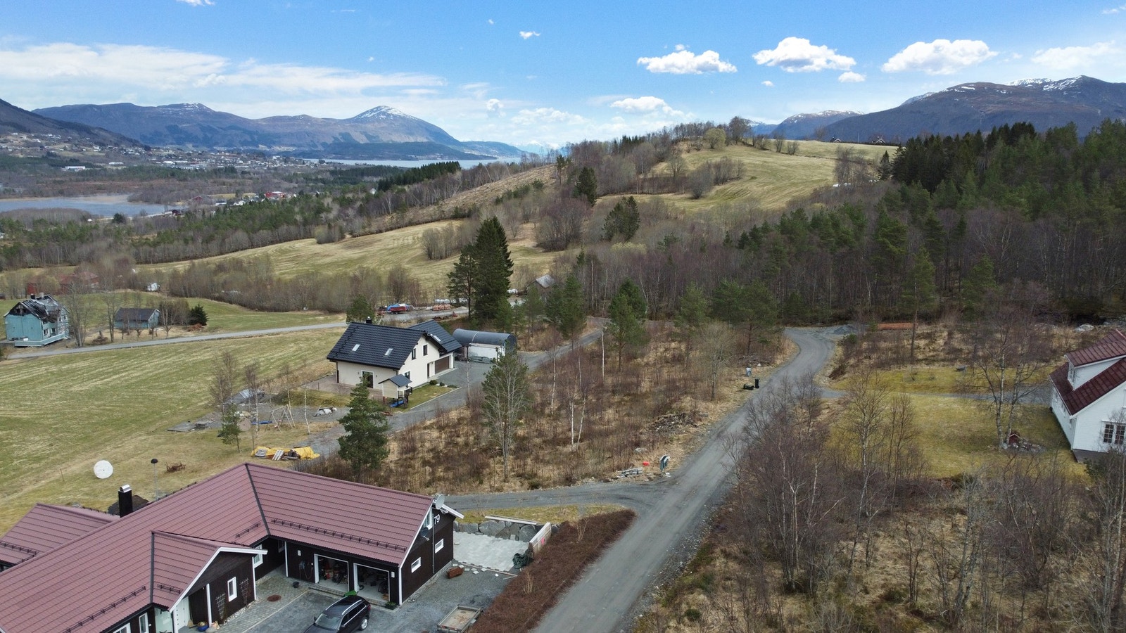 Tomten er ca. 1532kvm stor Galleribilde