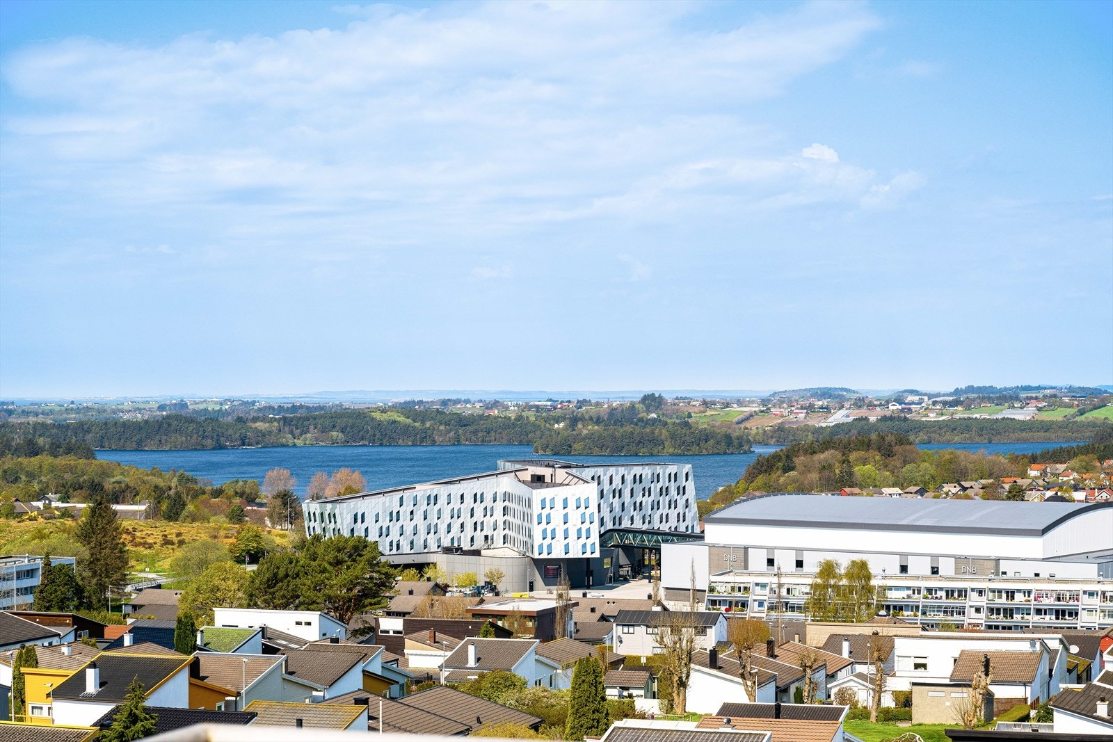 Det er kort vei til DNB Arena, Universitetet og arbeidsplasser i regionen. Galleribilde