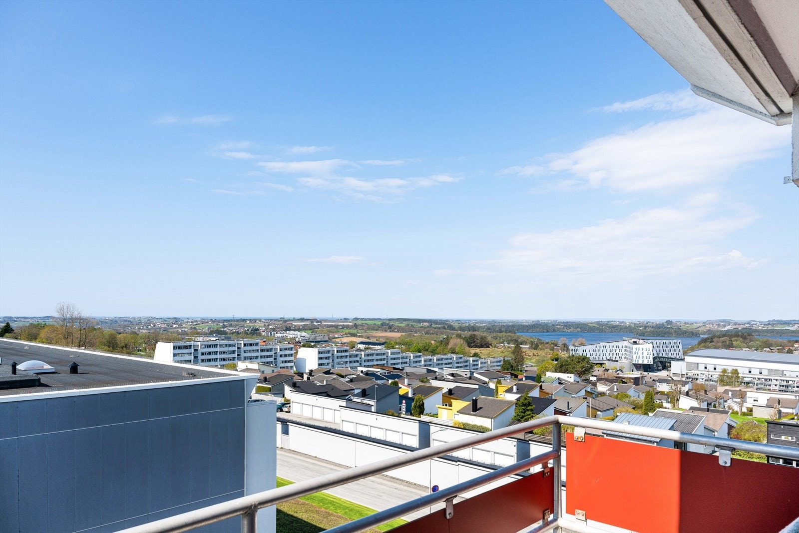 Utsikt fra balkongen som har gode solforhold. Galleribilde