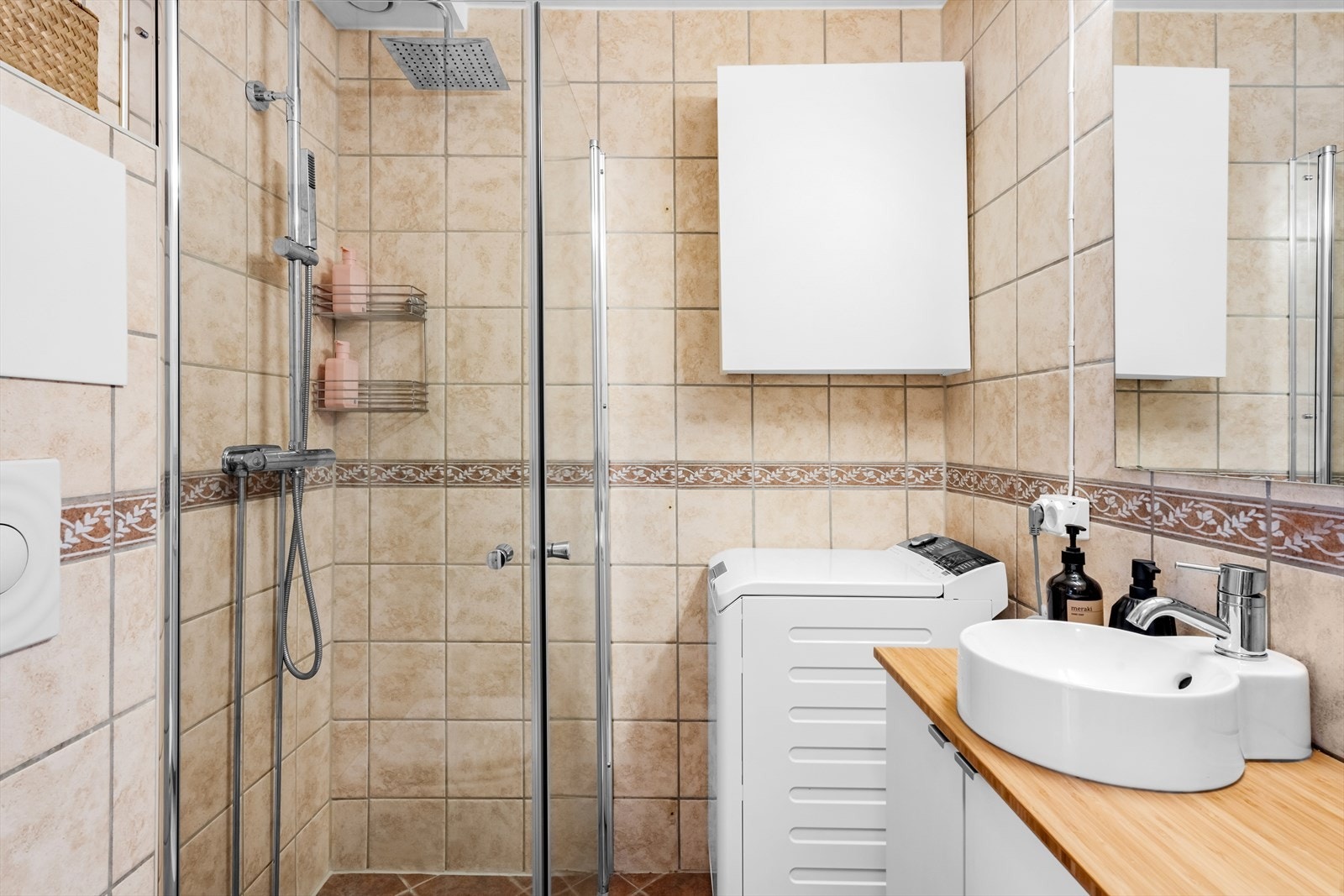 Lyst og pent flislagt bad med vannbåren varme i gulv, pusset opp i regi av borettslaget i 04/05. Galleribilde