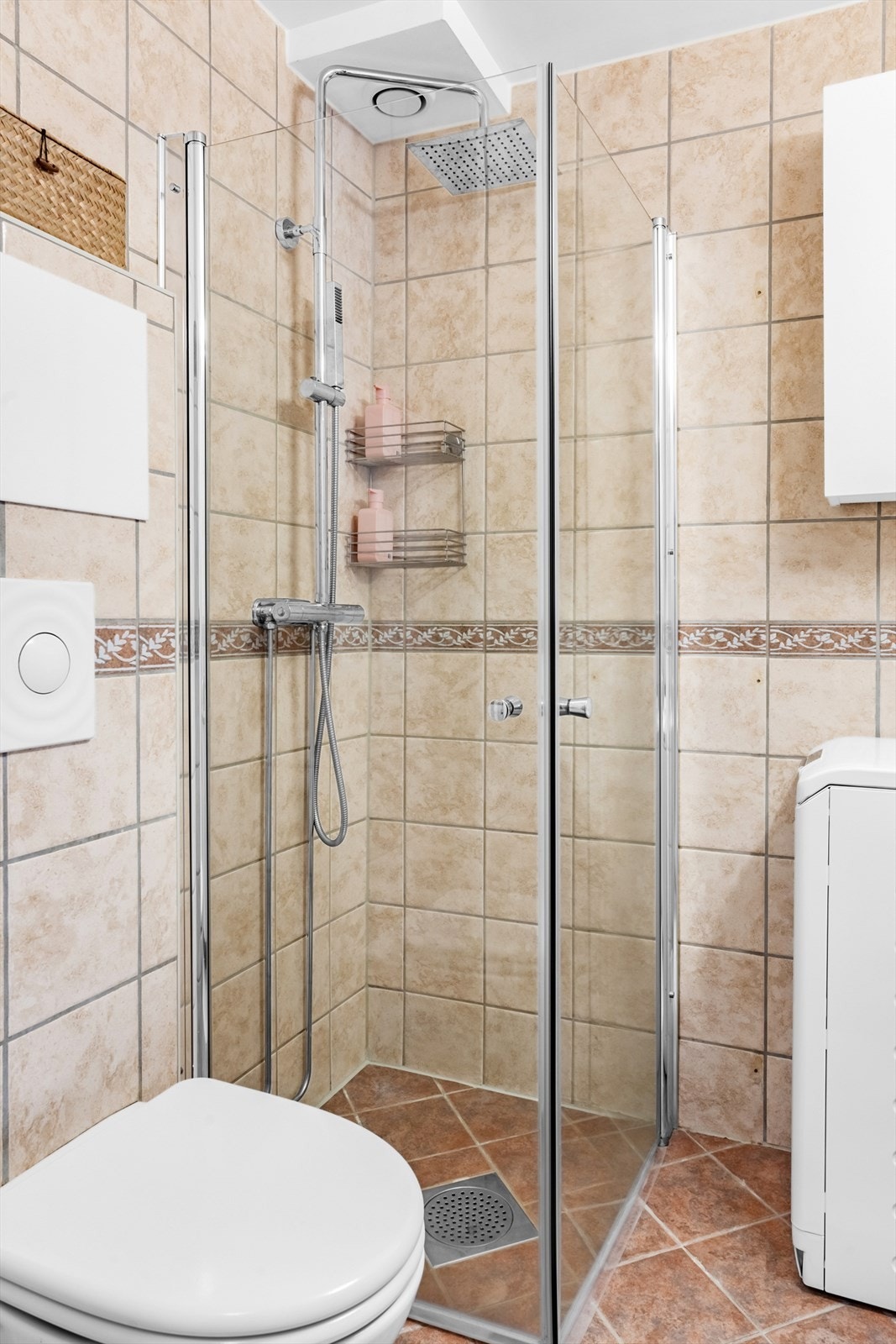 Innredning med vegghengt klosett, servantinnredning, servant med ettgreps blandebatteri, dusjdører, dusjarmatur, opplegg og plass til vaskemaskin. Galleribilde