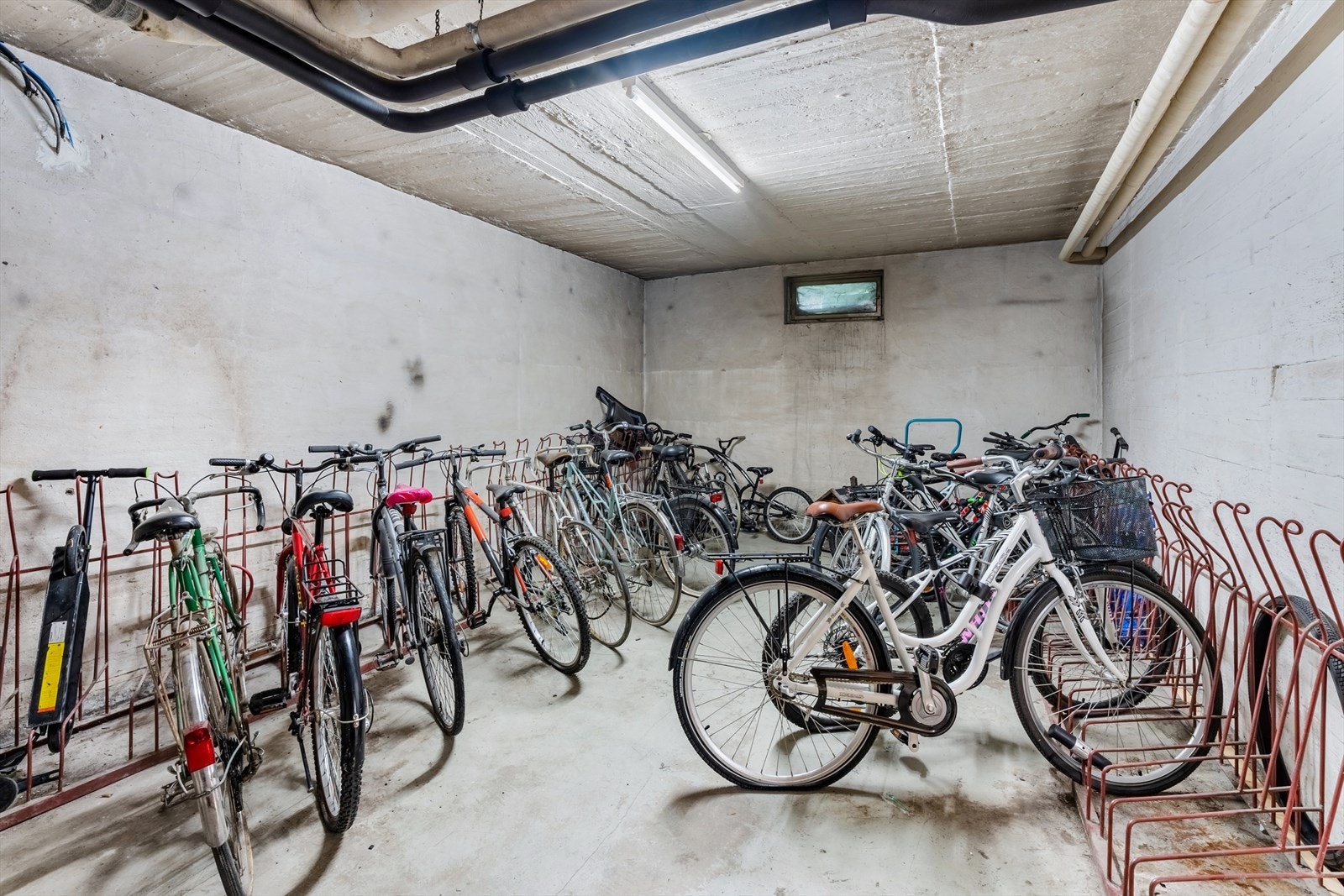 Det er sykkelbod i borettslaget. Galleribilde