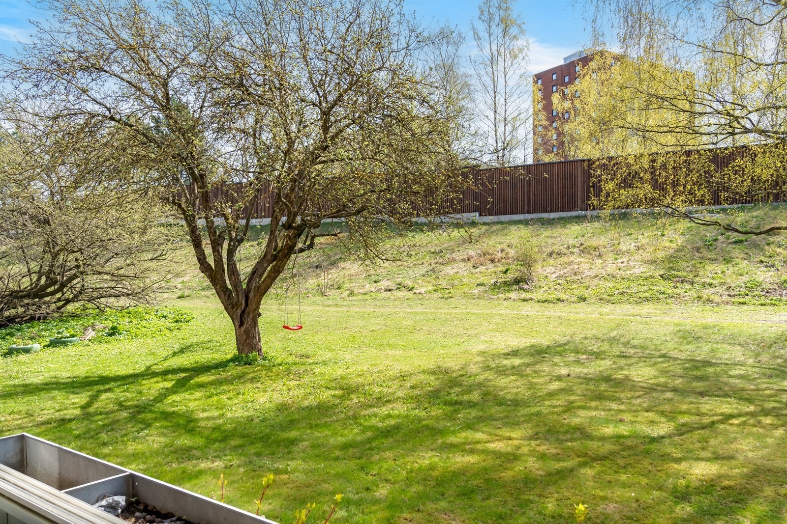 Balkongen vender ut mot hyggelige grøntarealer. Galleribilde