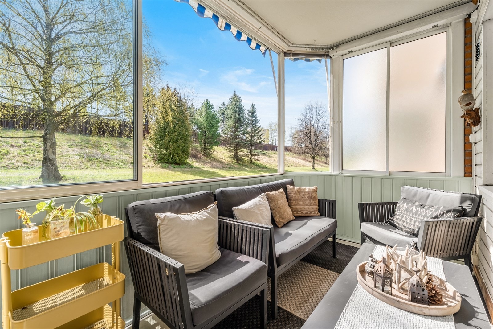 Hyggelig og innglasset balkong. Galleribilde