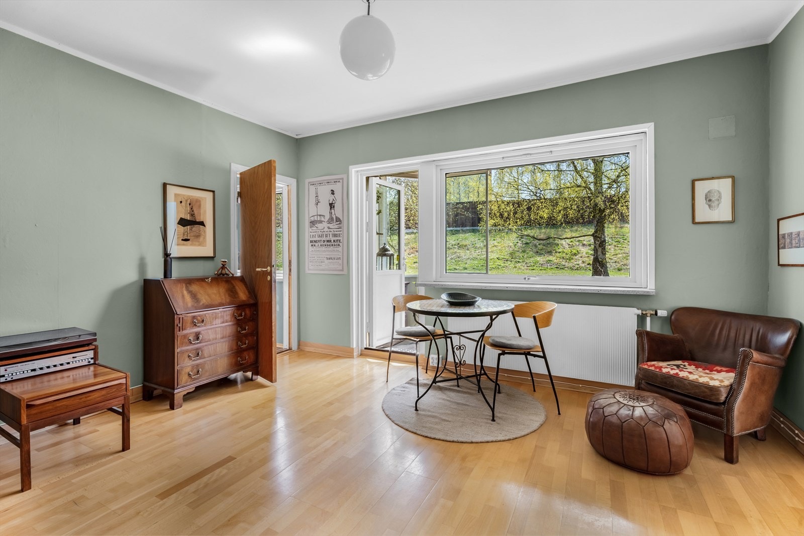 Fra stuen har man direkte adkomst til innglassede balkongen. Galleribilde