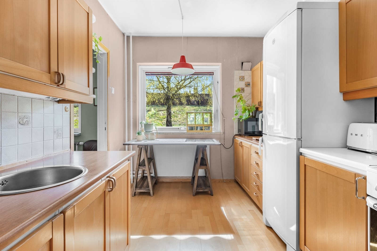 Kjøkkeninnredning med glatte fronter og foliert benkeplate. Galleribilde