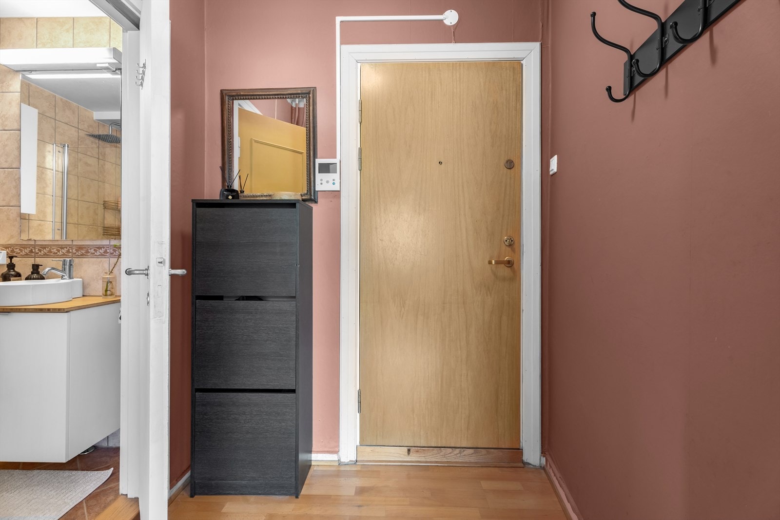 Hyggelig entré med god plass til å henge opp jakker og sette fra seg sko. Galleribilde