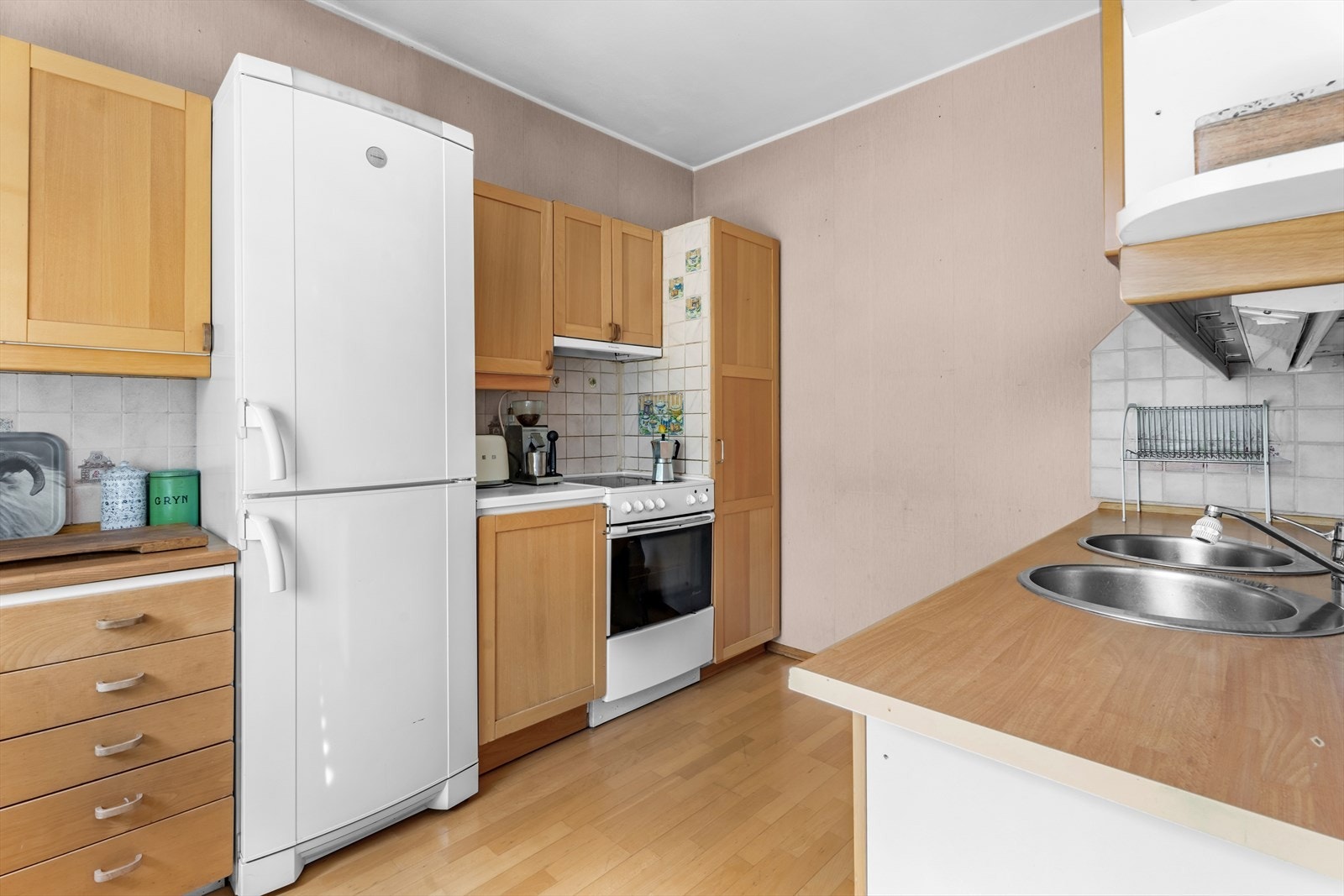 Kjøkkenet er utstyrt med kummer, ettgreps blandebatteri, komfyr med platetopp, ventilator, kjøl/fryseskap. Galleribilde