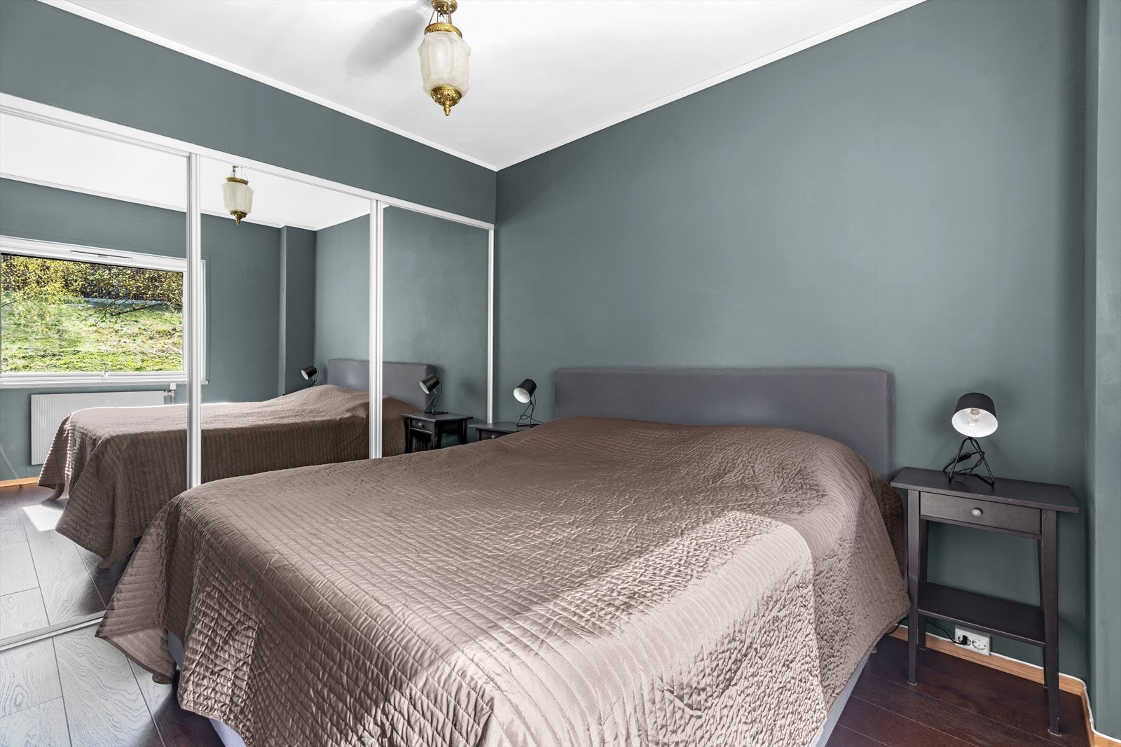 Romslig og delikat soverom med god plass til en dobbeltseng og annet ønskelig møblement. Galleribilde