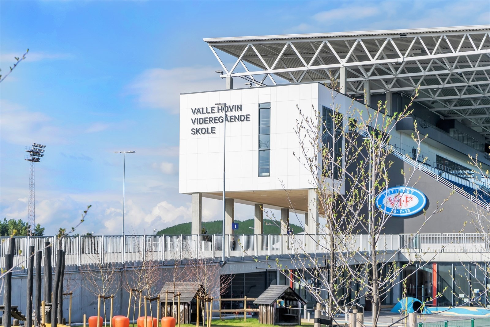 I arenaen ligger Valle Hovin VGS. Galleribilde