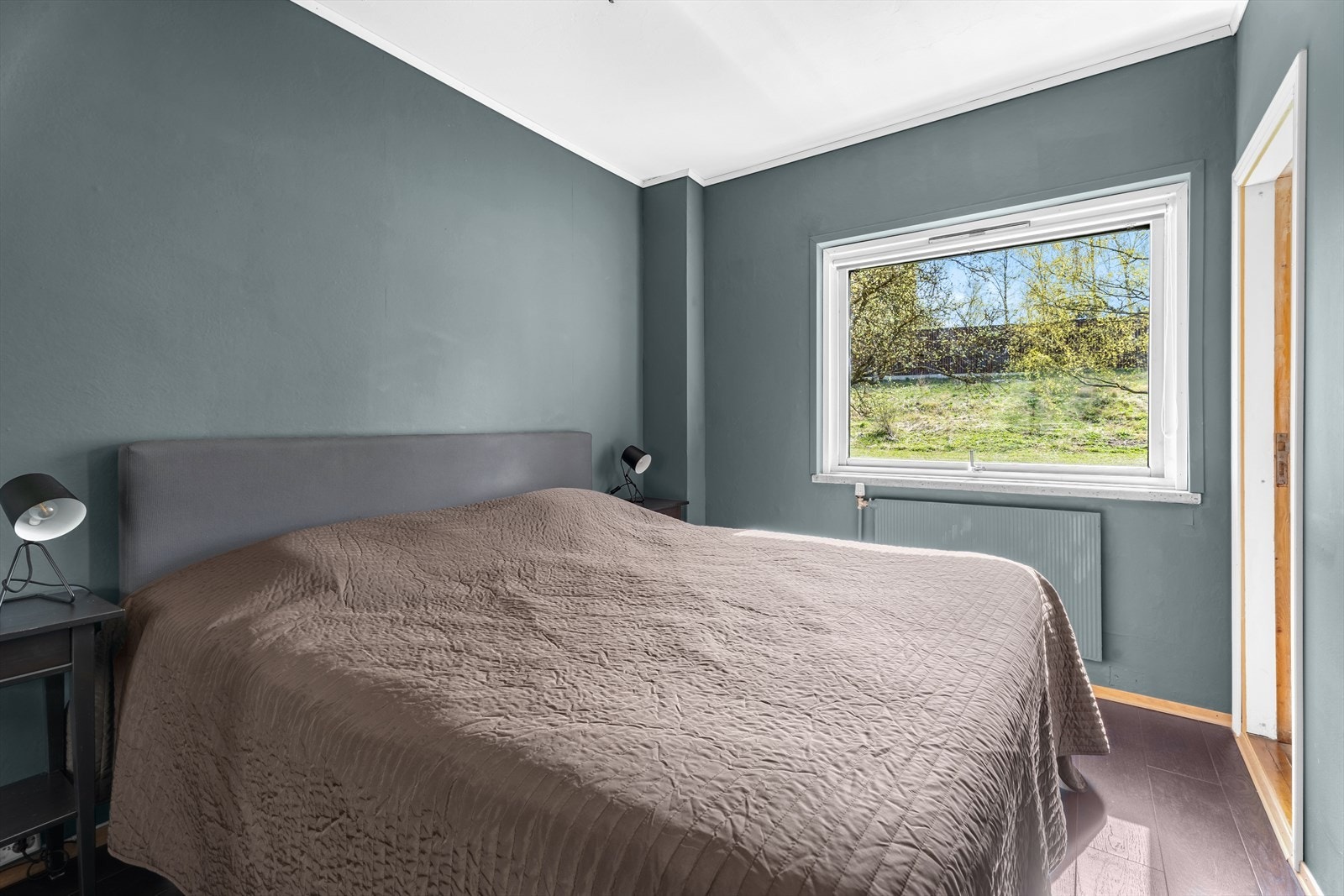 Vinduet gir godt med dagslys til soverommet. Galleribilde