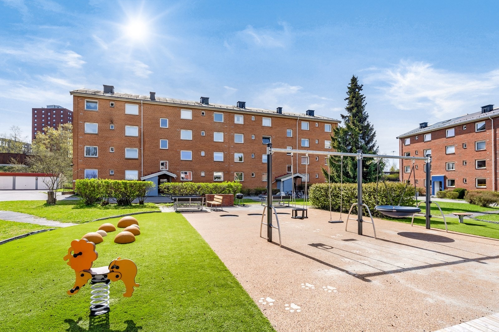 I borettslaget er det pent opparbeidede fellesarealer. Galleribilde