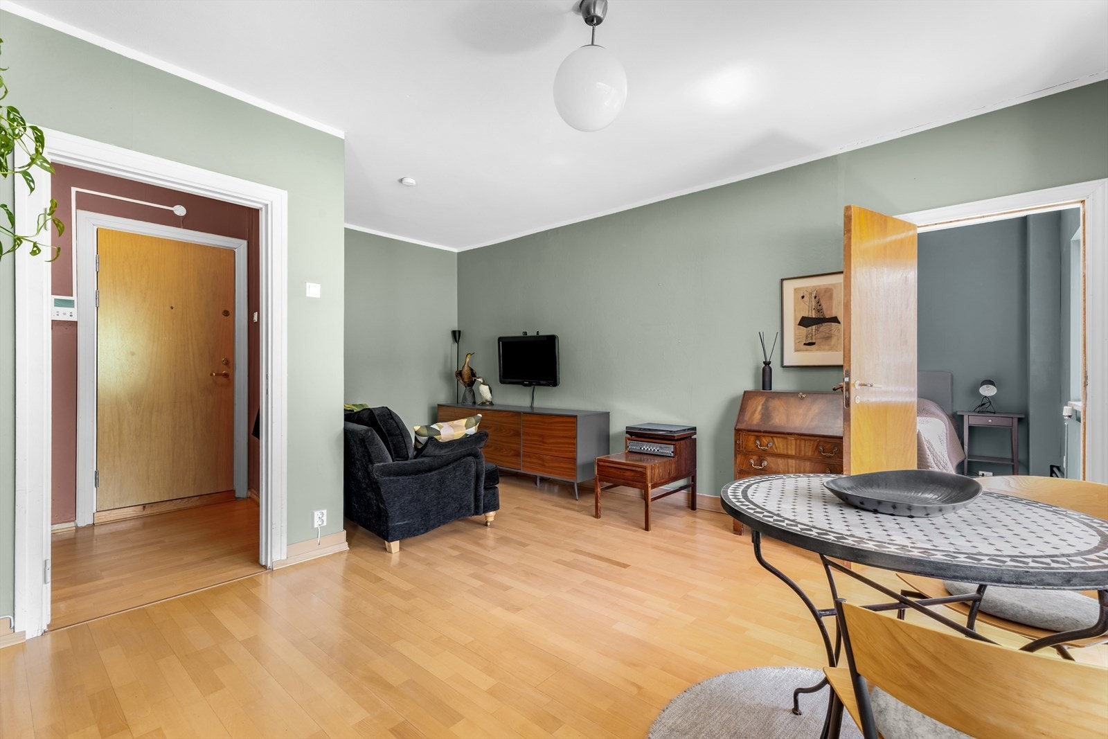 Leiligheten har en praktisk planløsning, som gir god plass til både en spise- og sittegruppe i stuen. Galleribilde