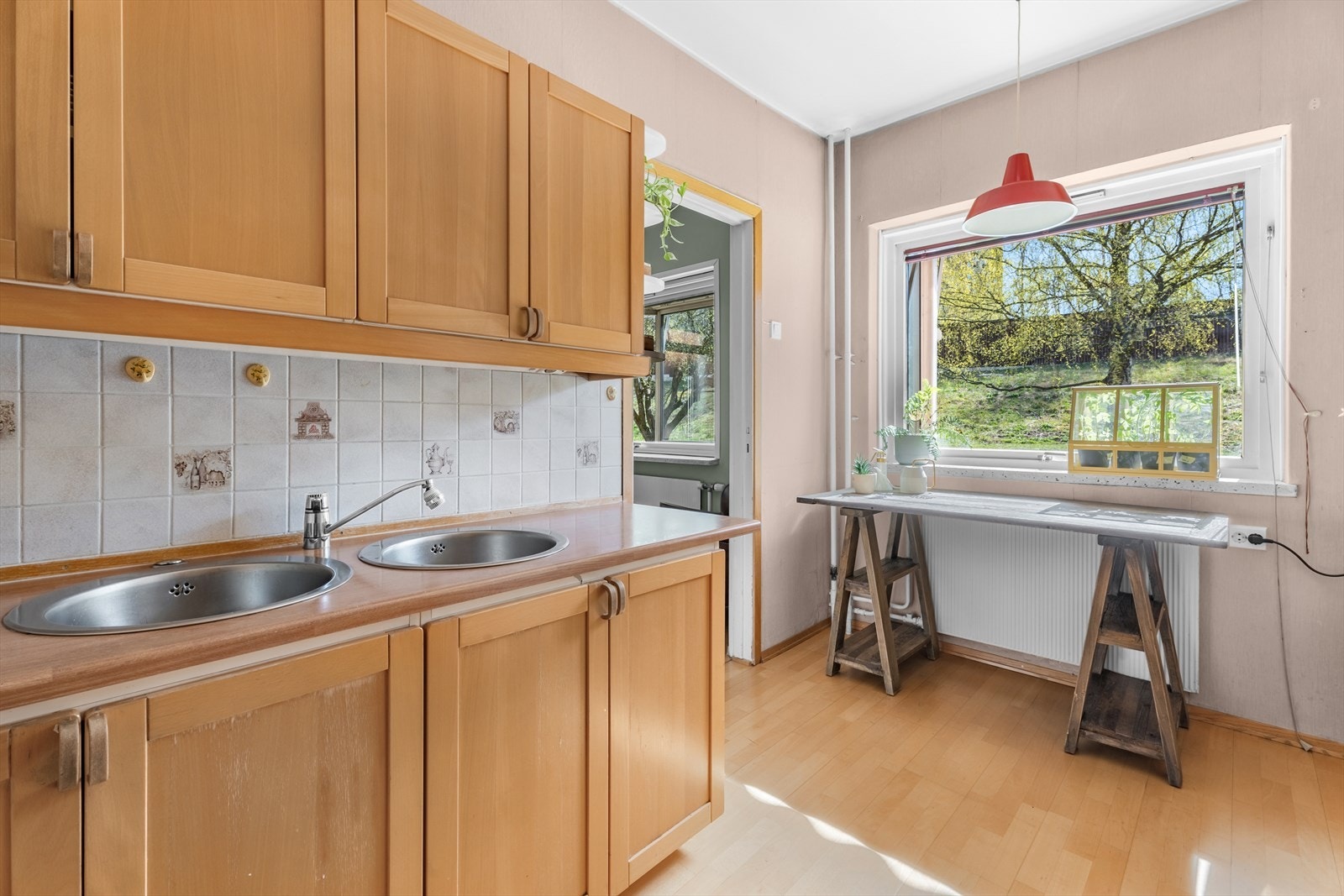 Her har man rikelig med skap- og benkeplass. Galleribilde