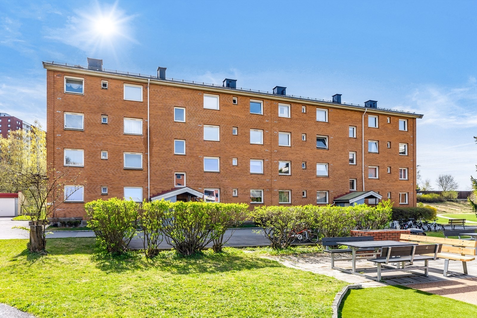 Leiligheten ligger flott til i en høy 1. etg. Galleribilde