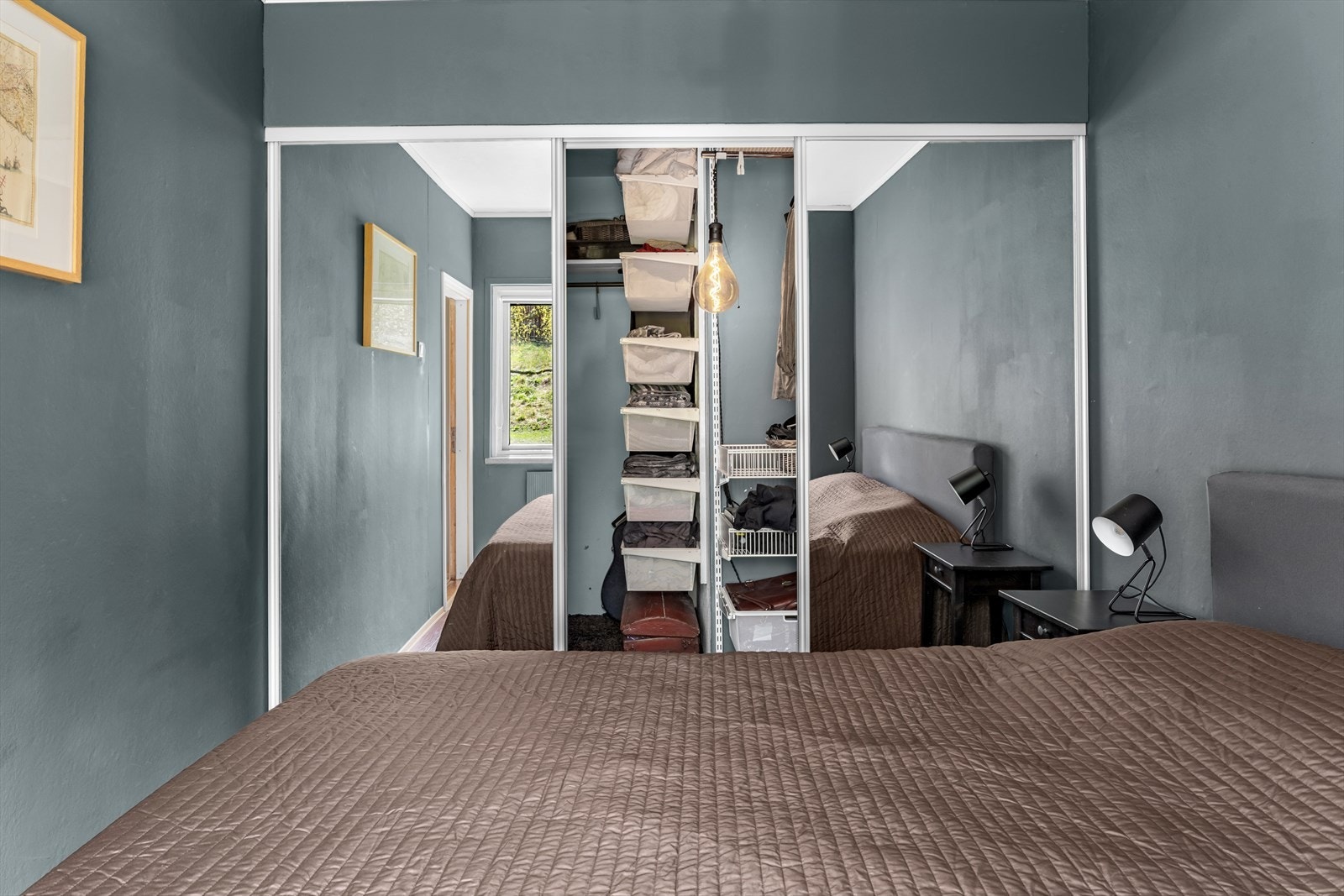 Walk-in closet som gir rikelig med lagringsplass. Galleribilde