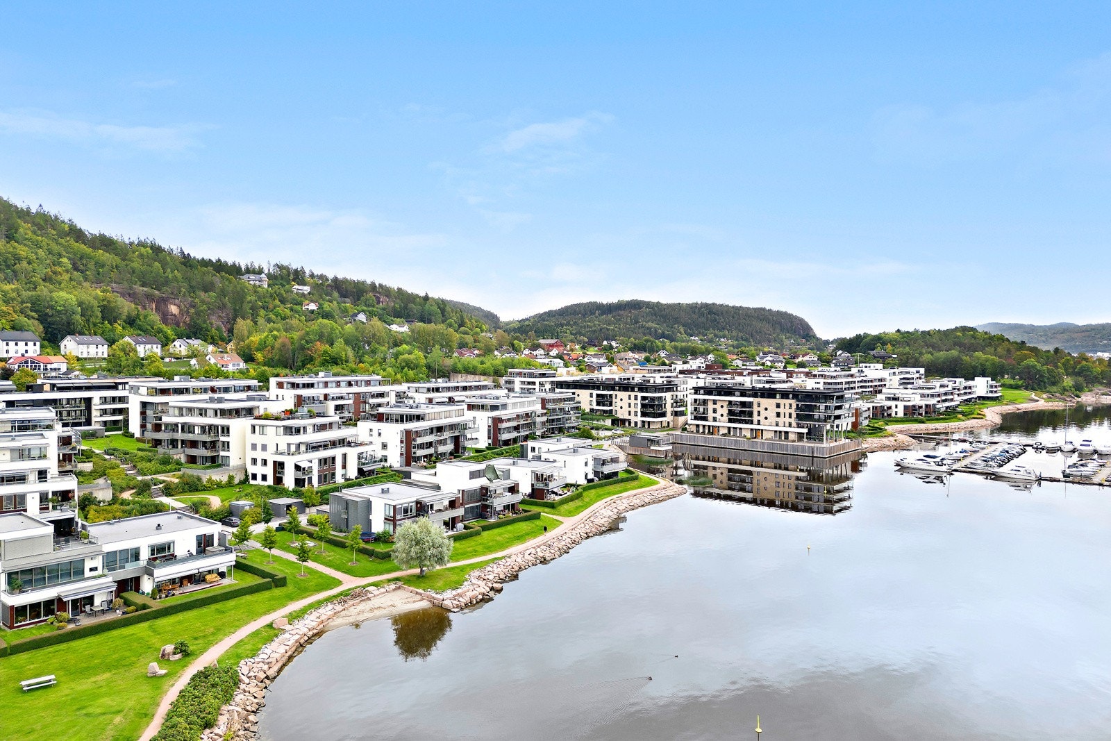 Strandhuset har en særdeles gustig plassering rolig i enden av blindvei med fjorden og flere strender som nære naboer Galleribilde
