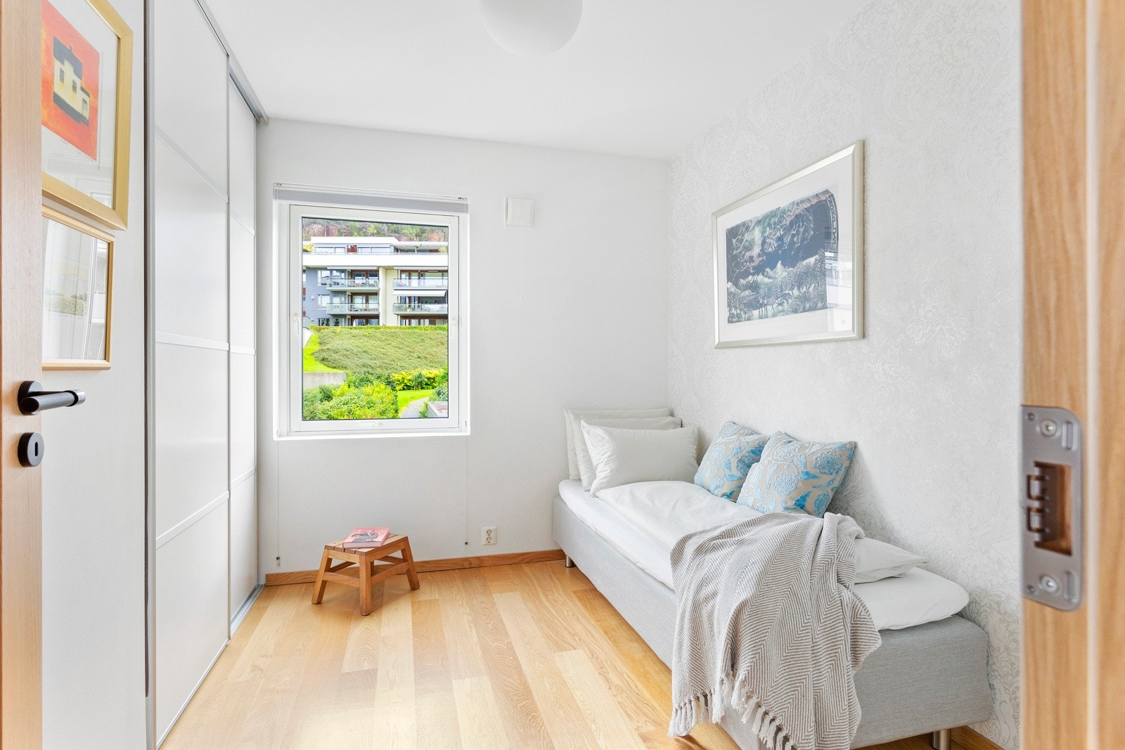 Soverom 2 har skyvedørsgarderobe Galleribilde