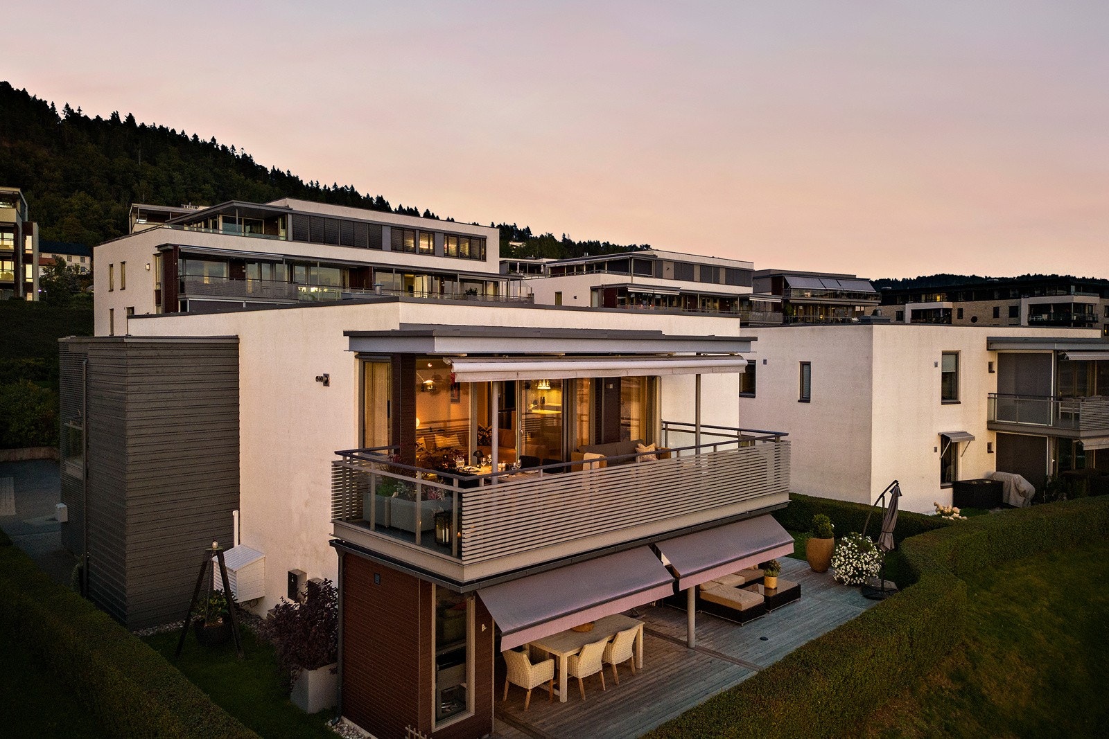Toppleiligheten er hele toppetasjen i ett av strandhusene som ligger i første rekke mot fjorden - 22 kvm. delvis overbygget terrasse Galleribilde