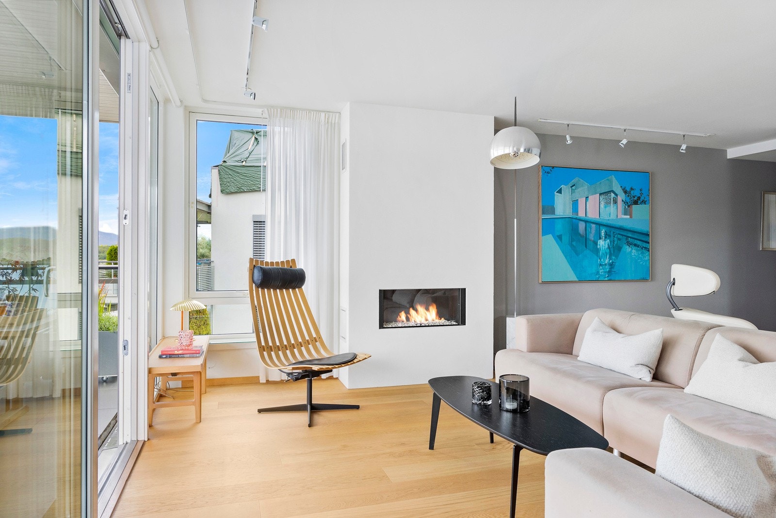 Her det nok av ting å hvile øynene på - fjorden - strandsonen - byen - gasspeis etc Galleribilde