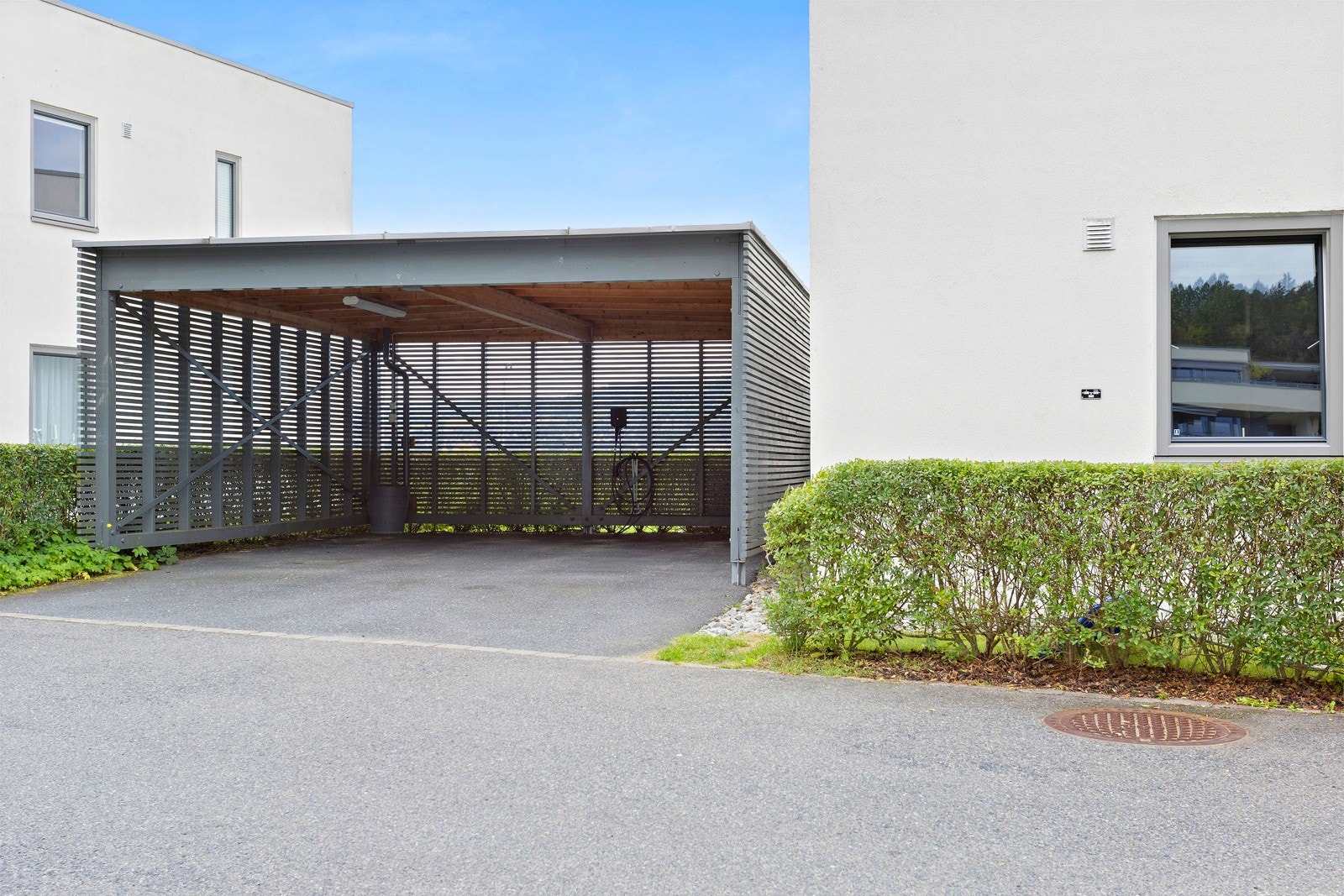 1 parkeringsplass i carporten som ligger vegg i vegg med huset | muligheter for kjøp av ekstra garasjeplass Galleribilde