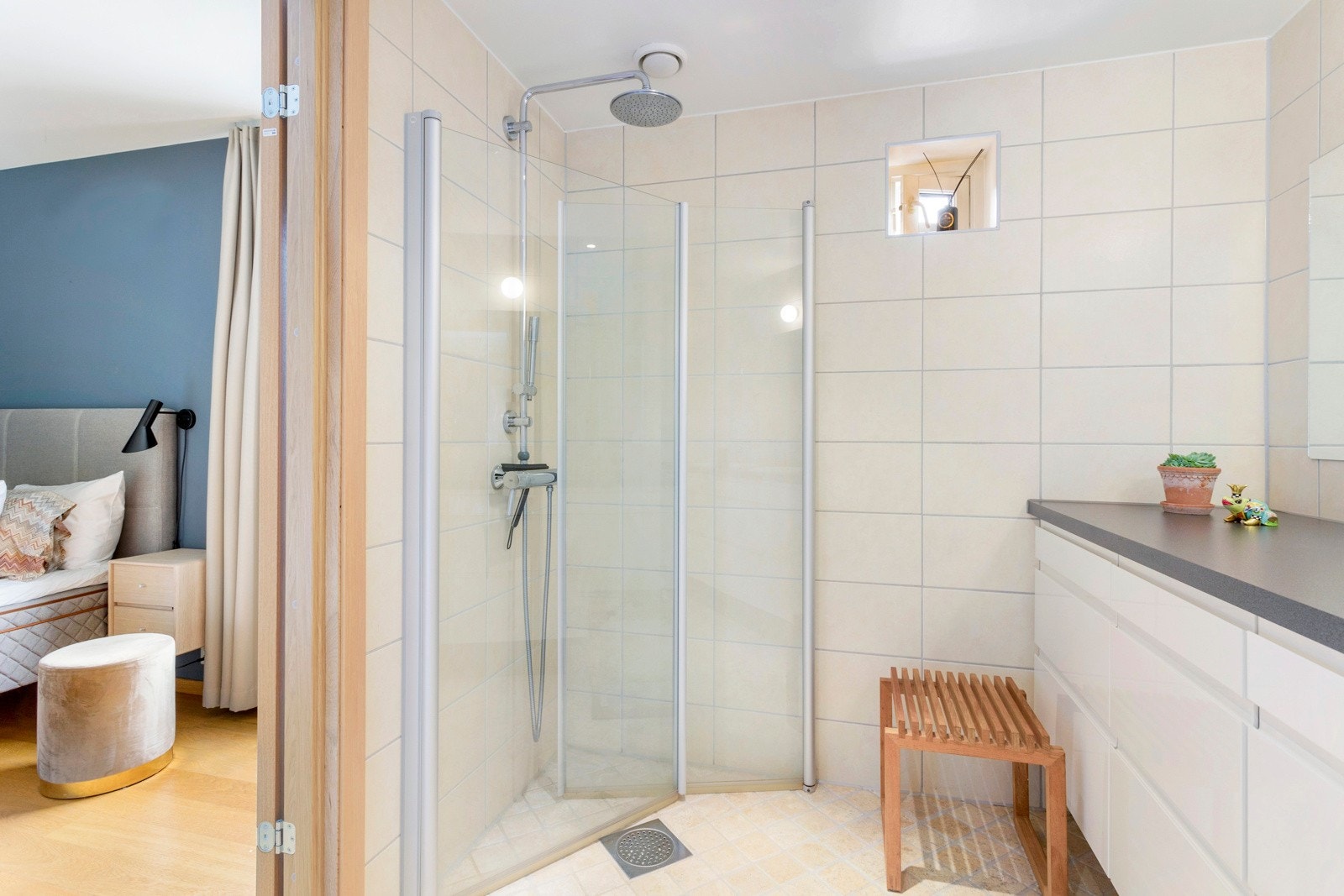 Hovedbad med varkekabler og dusjnisje Galleribilde